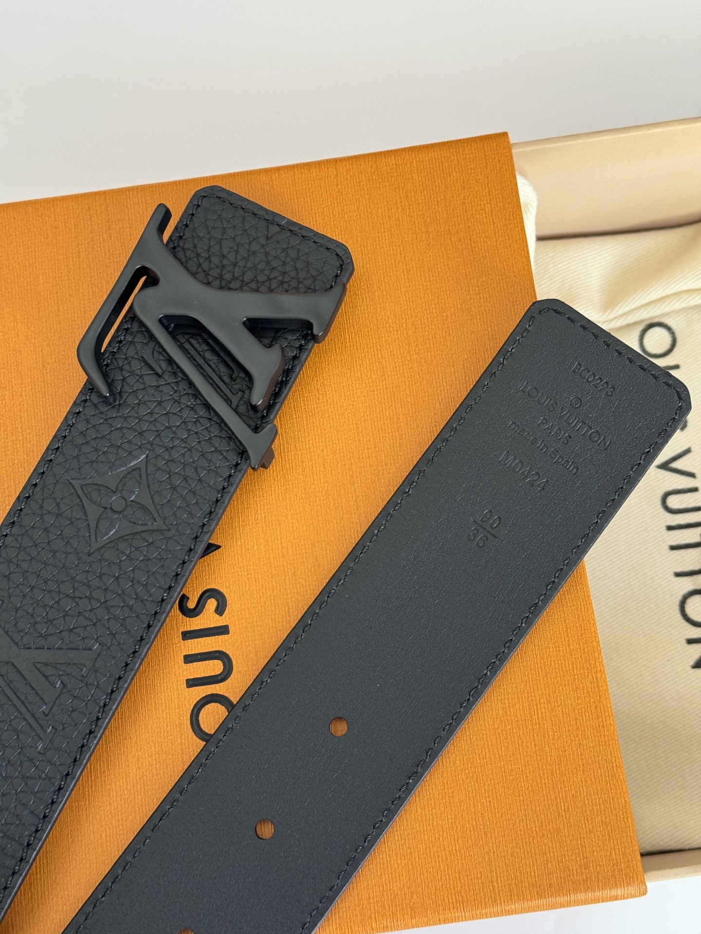 Louis Vuitton 代购级 LV Shape MNG Climbing双面腰带向攀岩运动汲取灵感 以喷绘Monogram climbing图案表现崎岖岩石的粗粝纹理