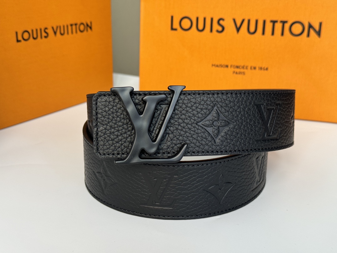 Louis Vuitton 代购级 LV Shape MNG Climbing双面腰带向攀岩运动汲取灵感 以喷绘Monogram climbing图案表现崎岖岩石的粗粝纹理