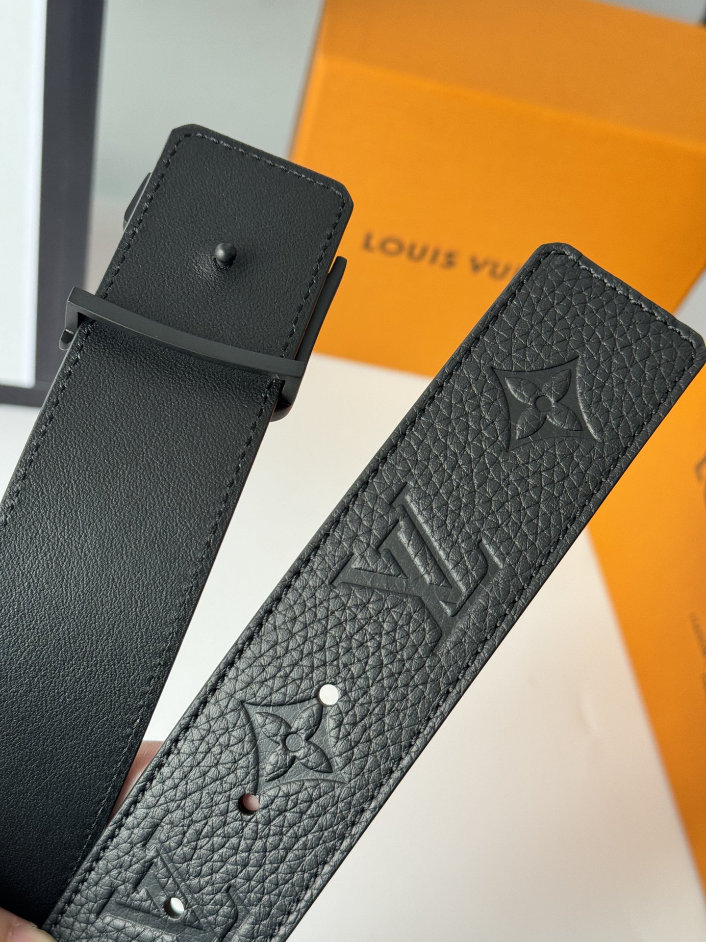 Louis Vuitton 代购级 LV Shape MNG Climbing双面腰带向攀岩运动汲取灵感 以喷绘Monogram climbing图案表现崎岖岩石的粗粝纹理