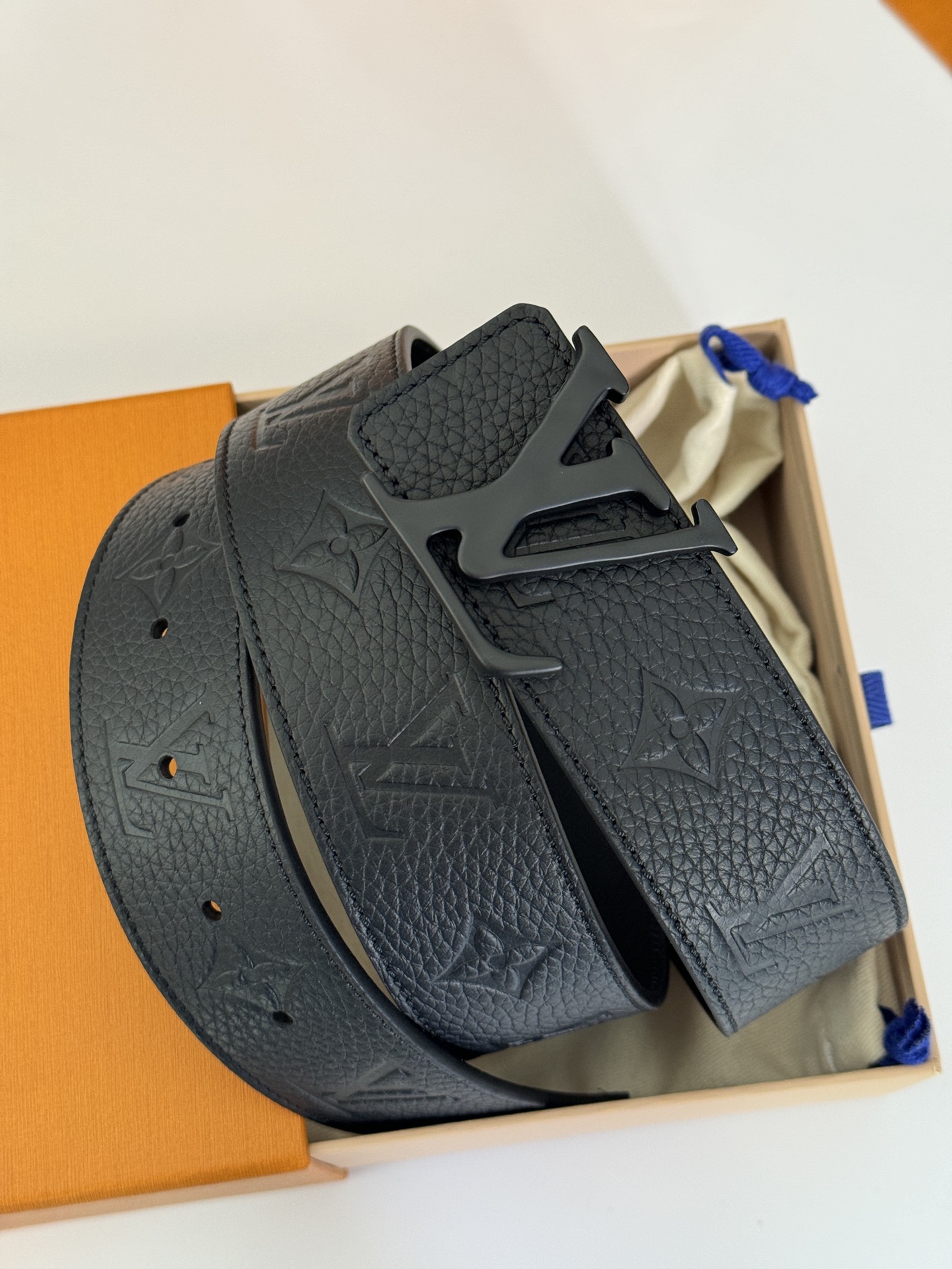 Louis Vuitton 代购级 LV Shape MNG Climbing双面腰带向攀岩运动汲取灵感 以喷绘Monogram climbing图案表现崎岖岩石的粗粝纹理