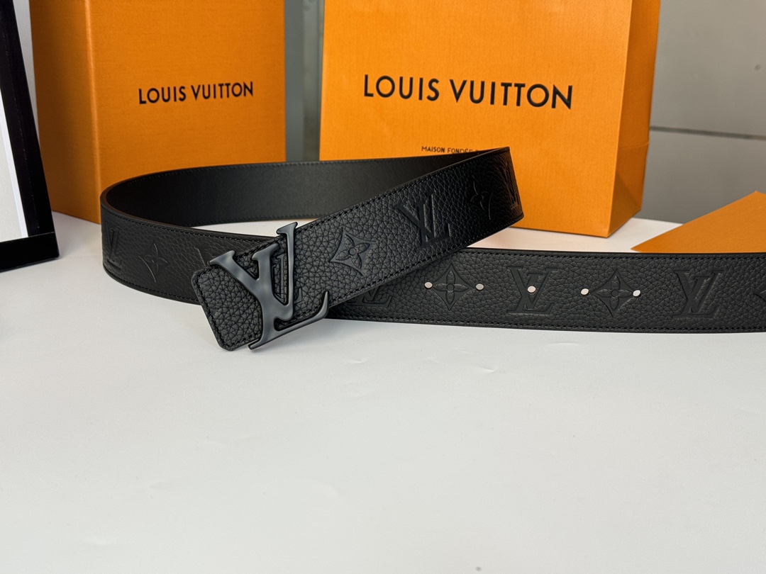 Louis Vuitton 代购级 LV Shape MNG Climbing双面腰带向攀岩运动汲取灵感 以喷绘Monogram climbing图案表现崎岖岩石的粗粝纹理