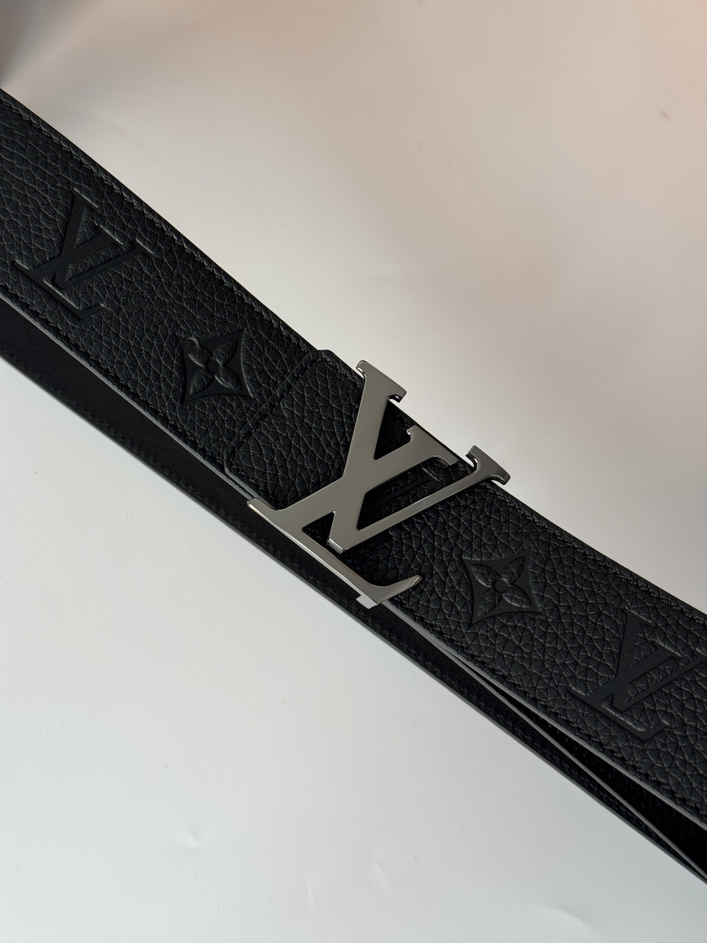 Louis Vuitton 代购级 LV Shape MNG Climbing双面腰带向攀岩运动汲取灵感 以喷绘Monogram climbing图案表现崎岖岩石的粗粝纹理