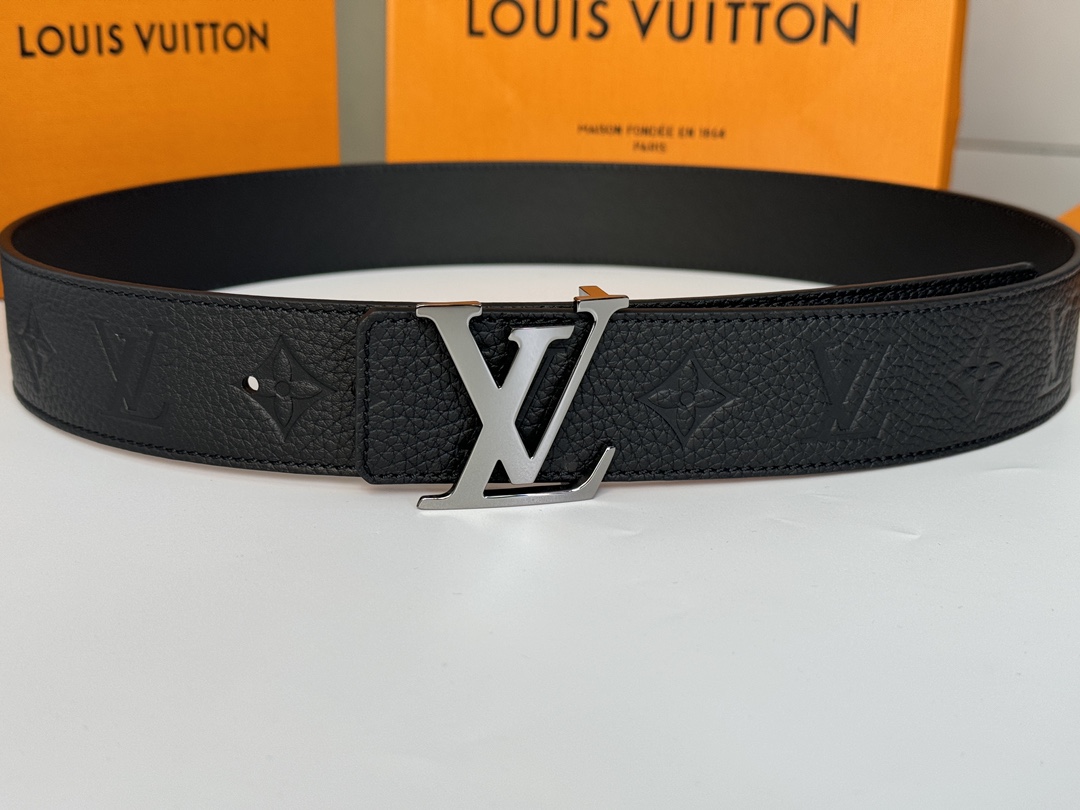 Louis Vuitton 代购级 LV Shape MNG Climbing双面腰带向攀岩运动汲取灵感 以喷绘Monogram climbing图案表现崎岖岩石的粗粝纹理