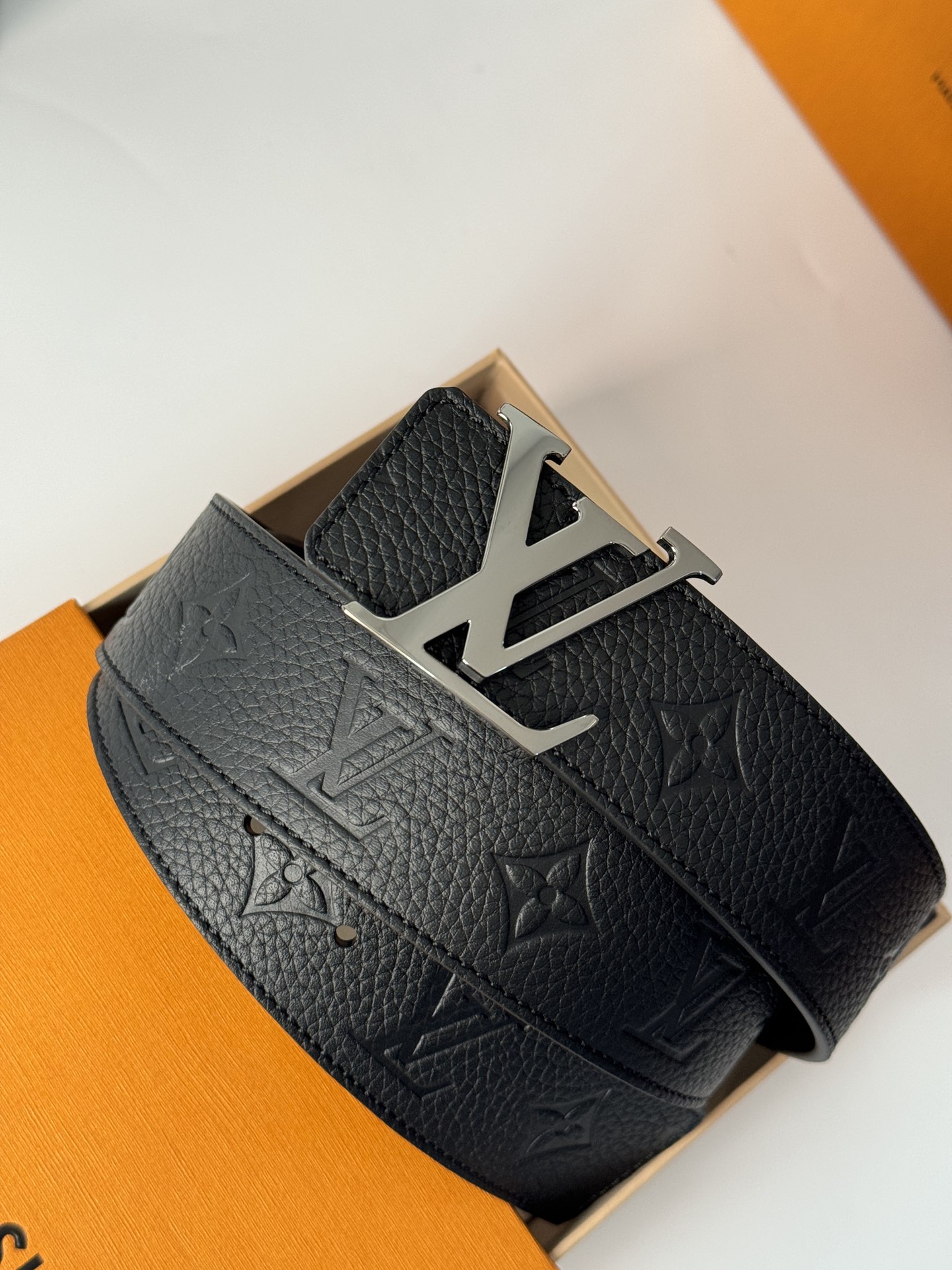 Louis Vuitton 代购级 LV Shape MNG Climbing双面腰带向攀岩运动汲取灵感 以喷绘Monogram climbing图案表现崎岖岩石的粗粝纹理