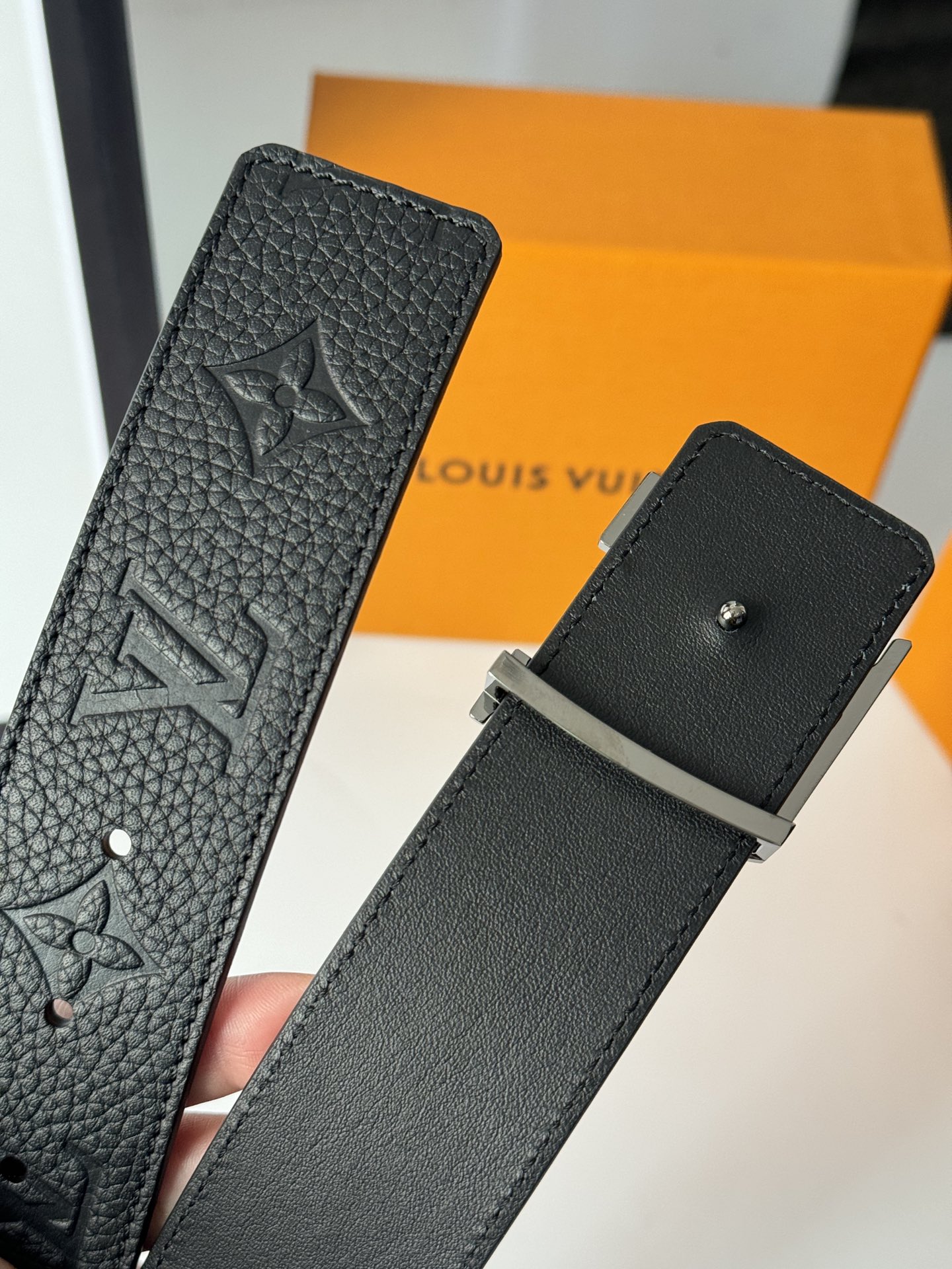 Louis Vuitton 代购级 LV Shape MNG Climbing双面腰带向攀岩运动汲取灵感 以喷绘Monogram climbing图案表现崎岖岩石的粗粝纹理
