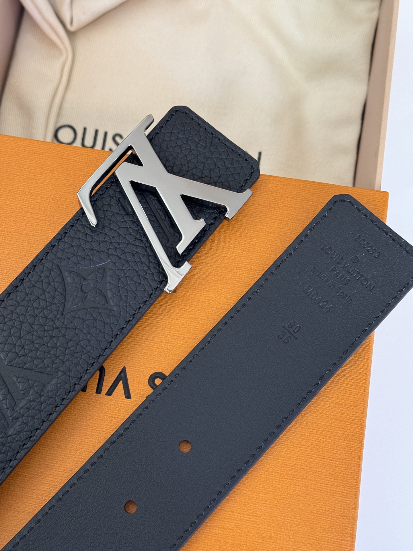 Louis Vuitton 代购级 LV Shape MNG Climbing双面腰带向攀岩运动汲取灵感 以喷绘Monogram climbing图案表现崎岖岩石的粗粝纹理