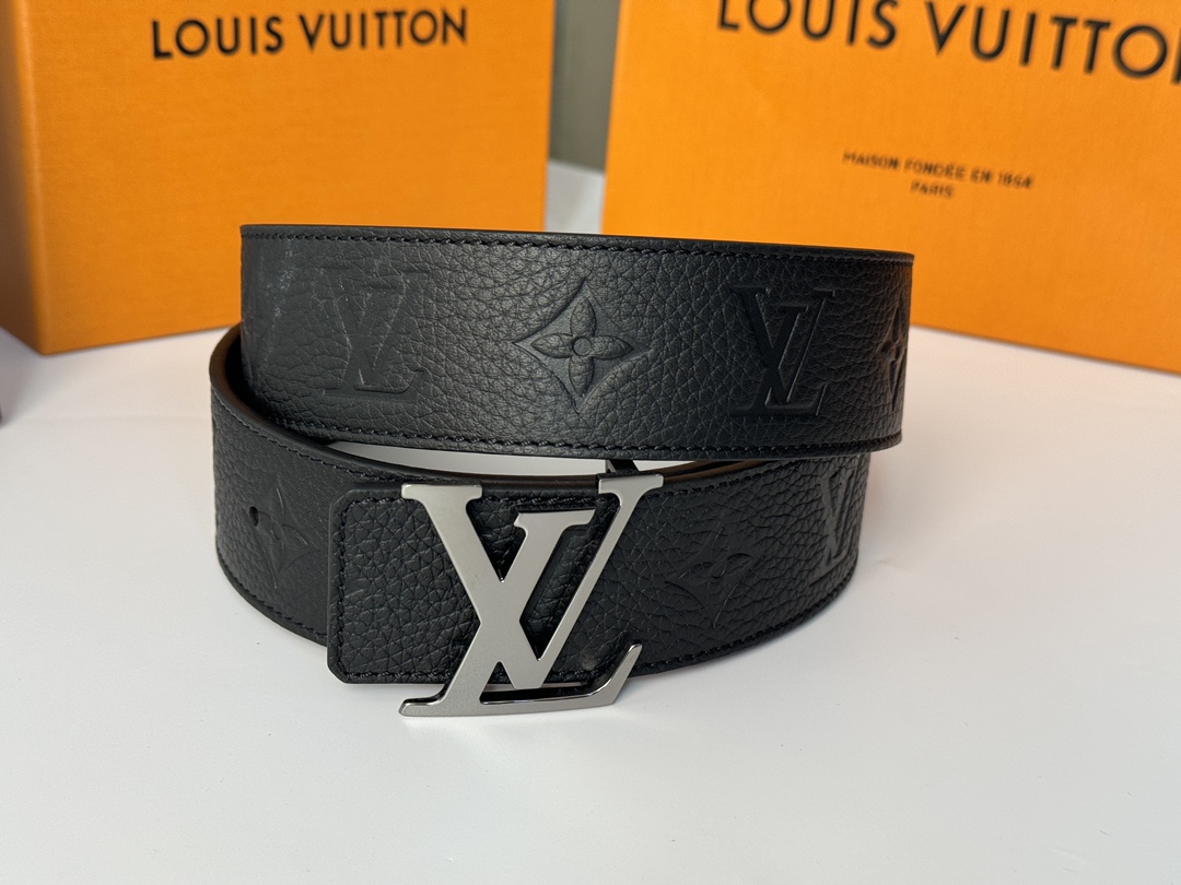 Louis Vuitton 代购级 LV Shape MNG Climbing双面腰带向攀岩运动汲取灵感 以喷绘Monogram climbing图案表现崎岖岩石的粗粝纹理