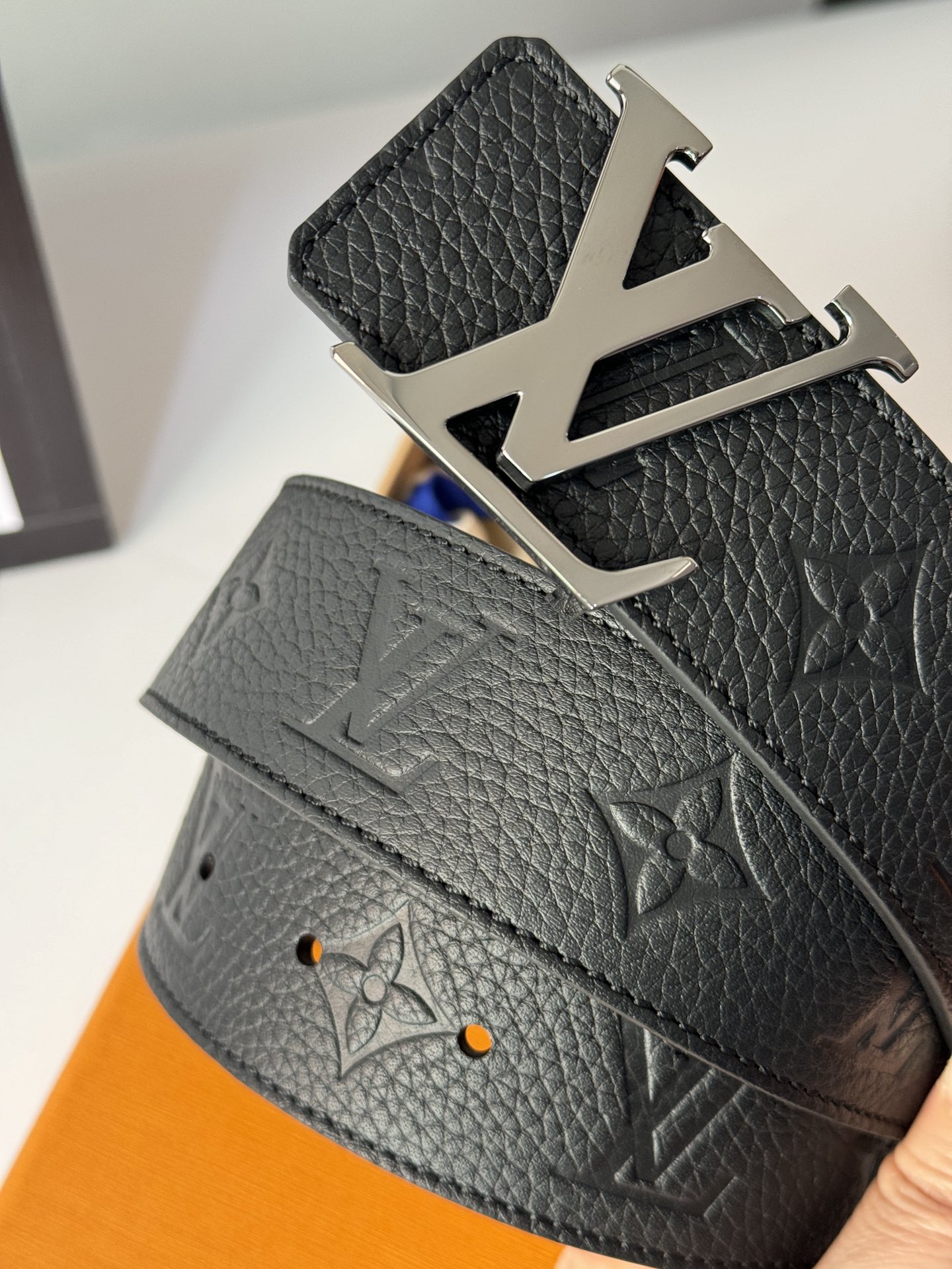Louis Vuitton 代购级 LV Shape MNG Climbing双面腰带向攀岩运动汲取灵感 以喷绘Monogram climbing图案表现崎岖岩石的粗粝纹理