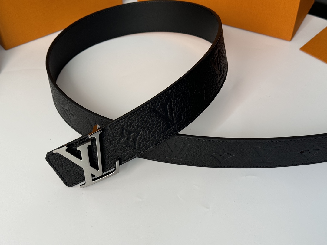 Louis Vuitton 代购级 LV Shape MNG Climbing双面腰带向攀岩运动汲取灵感 以喷绘Monogram climbing图案表现崎岖岩石的粗粝纹理