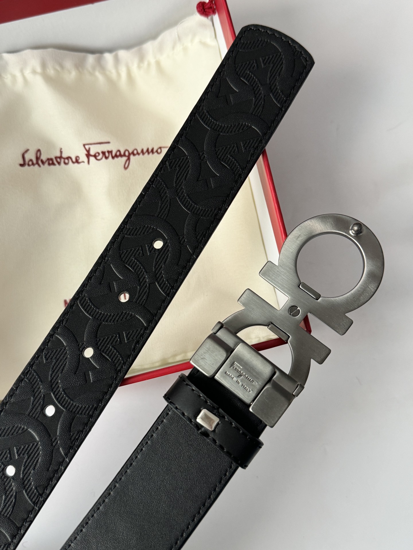 Ferragamo 代购级 菲拉格慕 各位男士选菲拉格慕的理由很简单 首先寓意特别好 咱们中国人都喜欢8象征着发