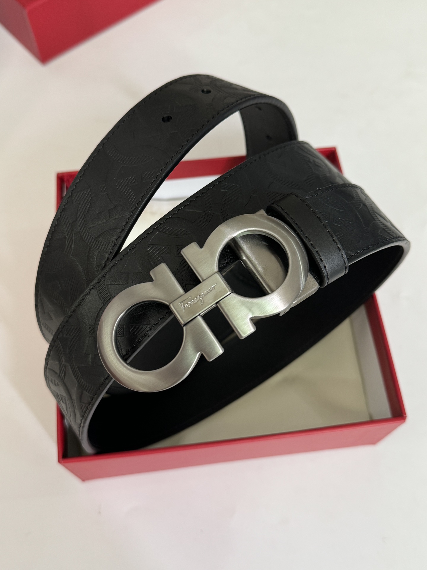 Ferragamo 代购级 菲拉格慕 各位男士选菲拉格慕的理由很简单 首先寓意特别好 咱们中国人都喜欢8象征着发