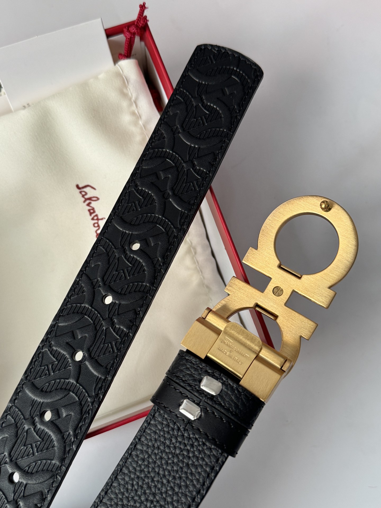 Ferragamo 代购级 菲拉格慕 各位男士选菲拉格慕的理由很简单 首先寓意特别好 咱们中国人都喜欢8象征着发