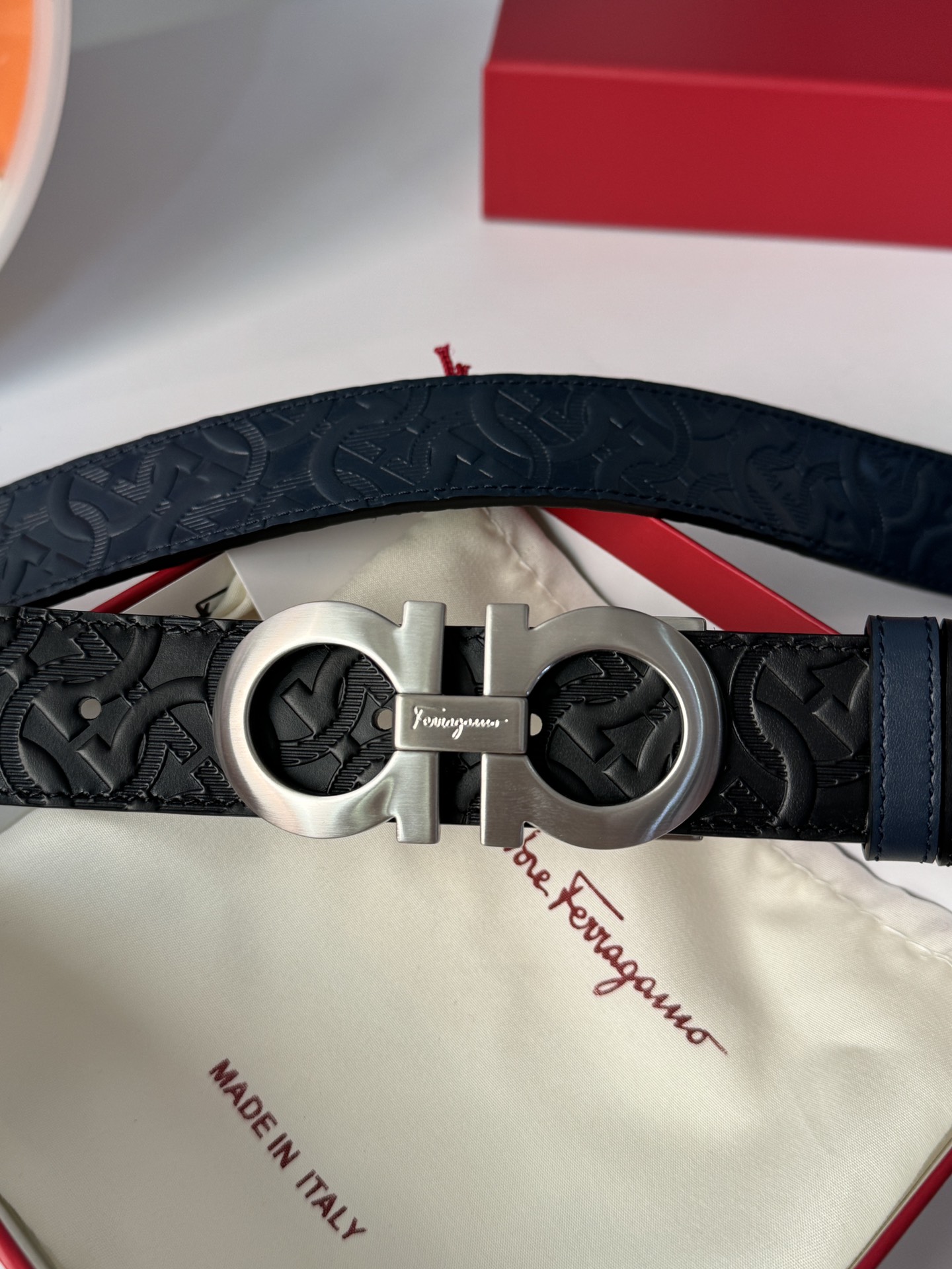 Ferragamo 代购级 菲拉格慕 各位男士选菲拉格慕的理由很简单 首先寓意特别好 咱们中国人都喜欢8象征着发