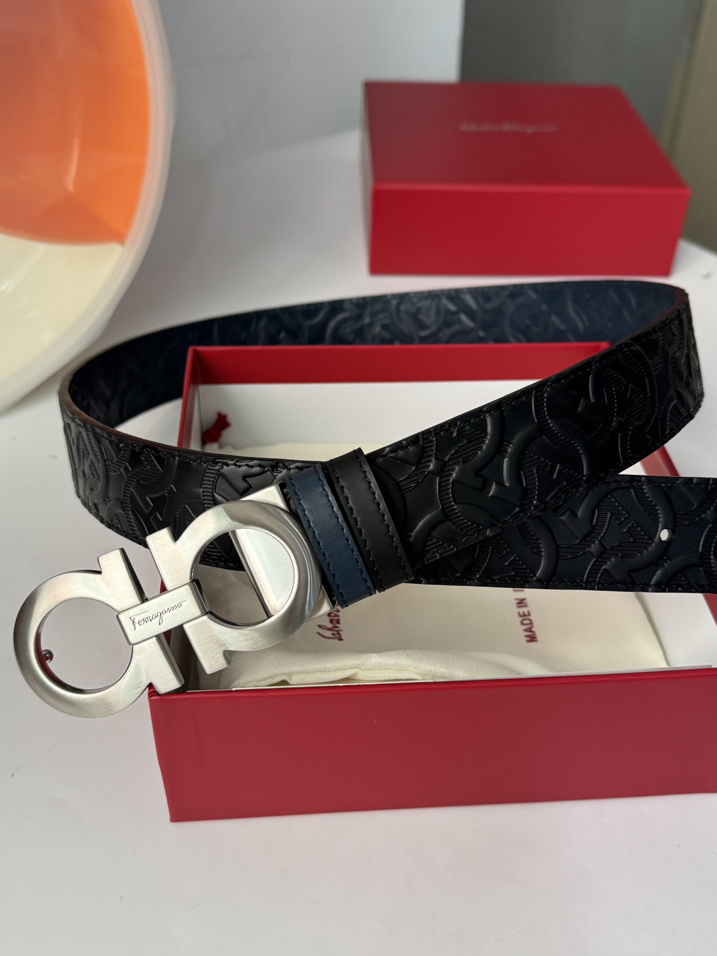 Ferragamo 代购级 菲拉格慕 各位男士选菲拉格慕的理由很简单 首先寓意特别好 咱们中国人都喜欢8象征着发