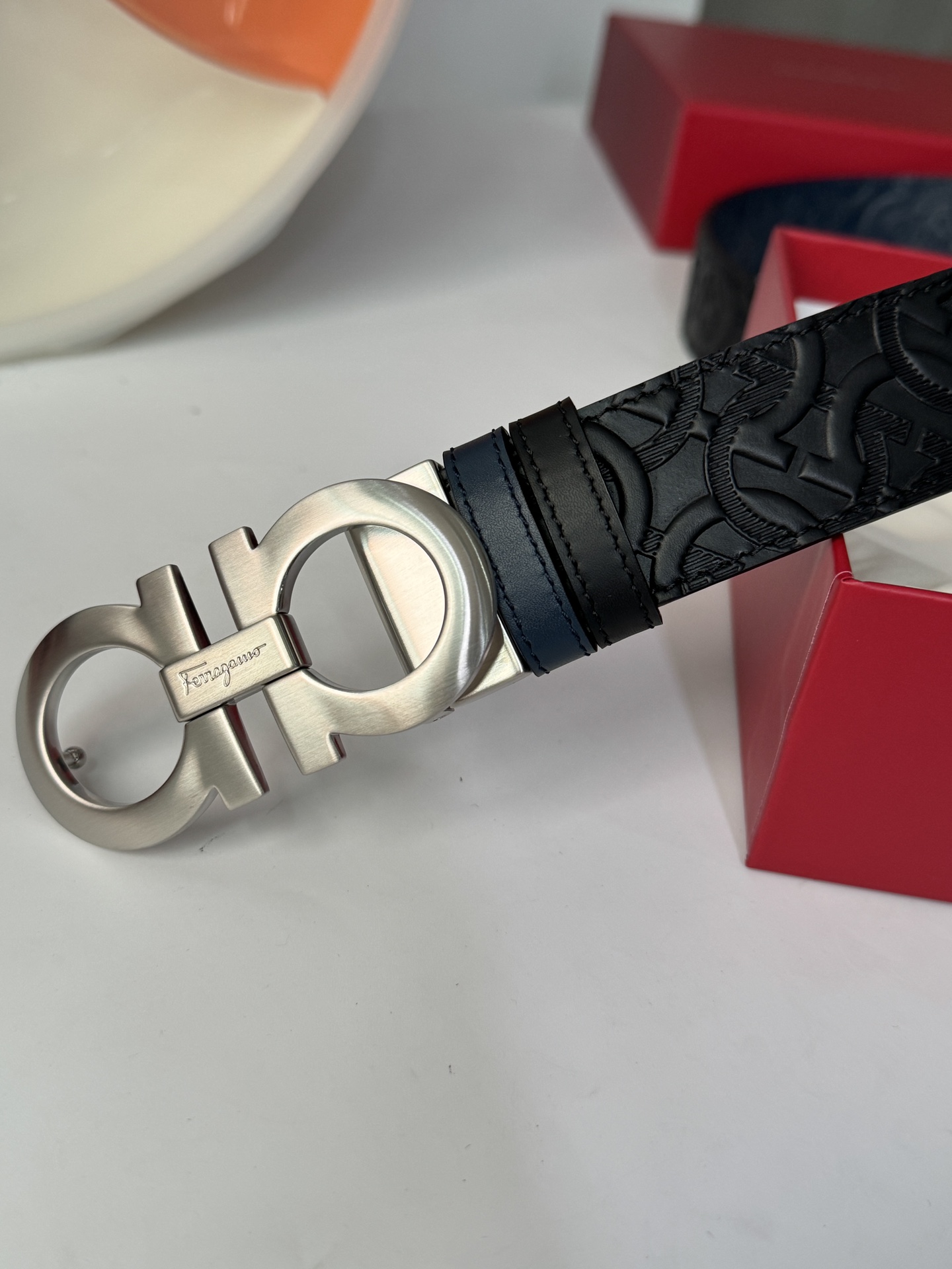 Ferragamo 代购级 菲拉格慕 各位男士选菲拉格慕的理由很简单 首先寓意特别好 咱们中国人都喜欢8象征着发