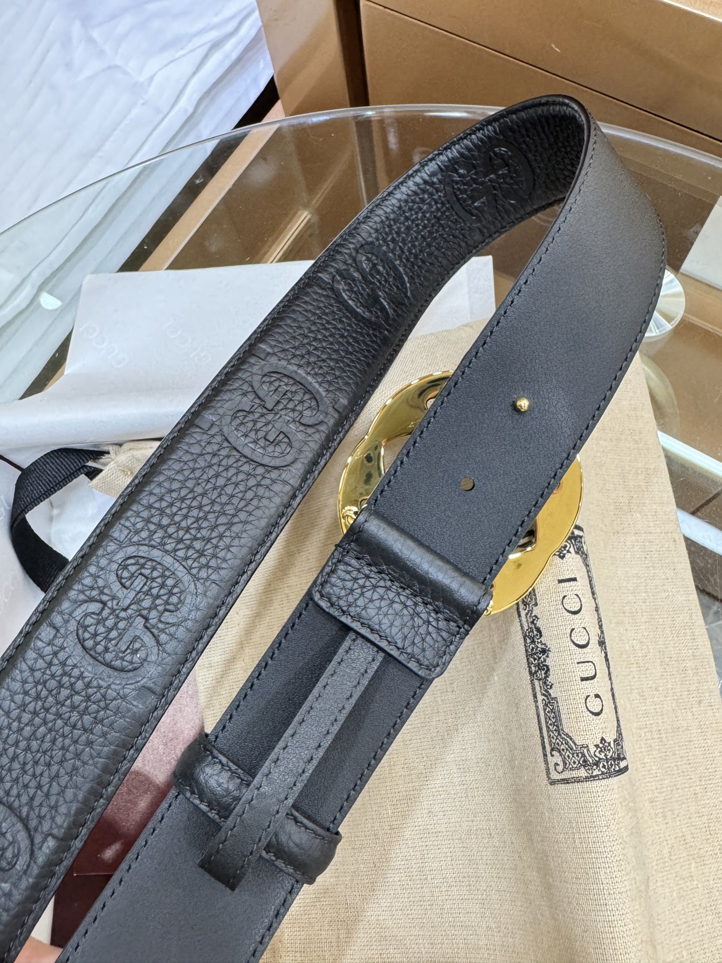 Supreme 代购级 古奇 互扣式双G以亮光调配件亮眼呈现，致敬品牌悠久传承 这款腰带以黑色GG Supreme帆布匠心打造