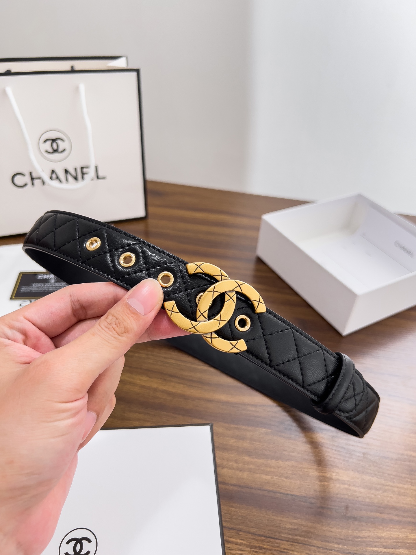 Chanel香奈儿 经典原版花纹扣女士腰带3.0cm，创新理念与前瞻创意，女性前沿时尚风向标。