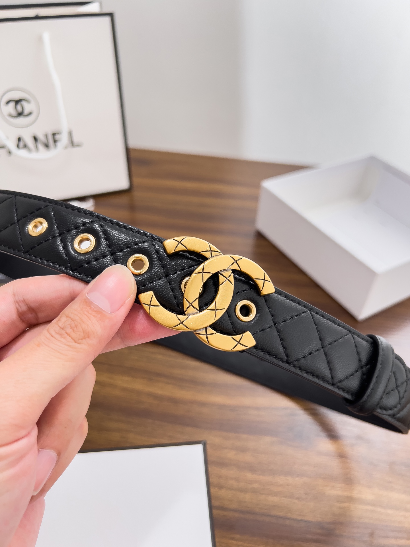 Chanel香奈儿 经典原版花纹扣女士腰带3.0cm，创新理念与前瞻创意，女性前沿时尚风向标。