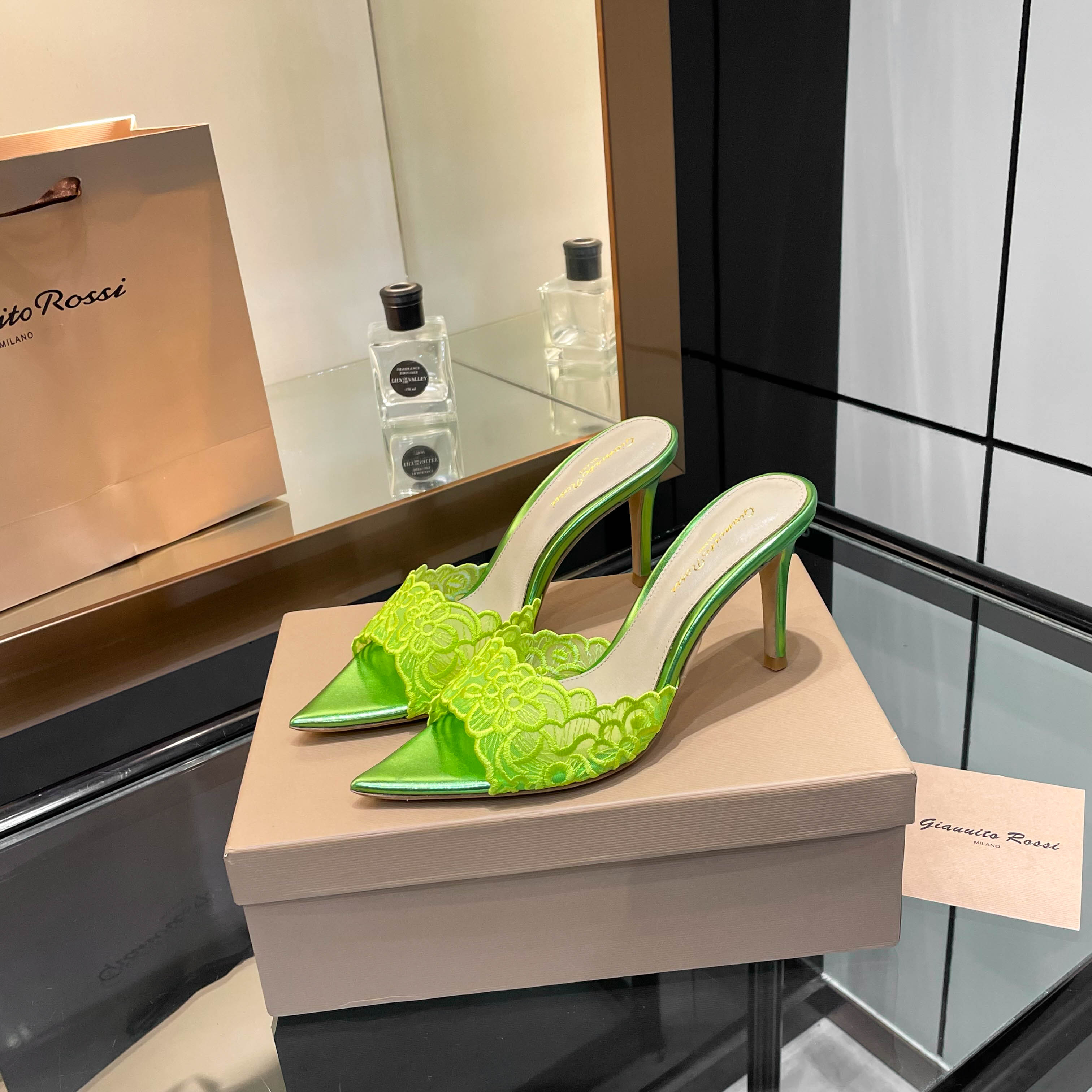 NO:241158,gianvito rossi classic pointed-toe electric embroidered high heels, its appearance is like the brightest stars in the night sky. The classic style, eternal charm, and the pattern of electric embroidery adds a dreamy color to it. Every step comes with confidence and elegance, as if telling the immortal legend of fashion. Having it means having the whole day of fashion. _______________________________________________ * Full set of packaging. * Original custom net/electronic embroidery * Finger pad Sheepskin * Sole Italian leather outsole * Heel height 10.5cm 8.5cm 5.5 (remark the height when placing an order, no note is default 8.5 heel height) * Size: 35-43 (40 41 42 43 custom-made no return)  *, high heels, sheepskin, Leather soles19860909gianvito rossi 经典款尖头电绣高跟鞋,它的出现就像夜空中最璀璨的星辰.经典的款式,永恒的魅力,电绣的图案更是为其增添了梦幻的色彩.每一步都踏出自信与优雅,仿佛在诉说着时尚的不朽传奇.拥有它,便是拥有了整个时尚的每一天. _____________________________ * 全套包装. * 鞋面原版定制网/电绣 * 垫脚 羊皮 * 鞋底 意大利真皮大底 * 跟高 10.5cm 8.5cm5.5三种高度（下单需备注高度,没备注默认8.5跟高） * 码数:35－43（40 41 42 43定做不退换） *,高跟鞋,high heels,sheepskin,Leather soles,Women's Shoes