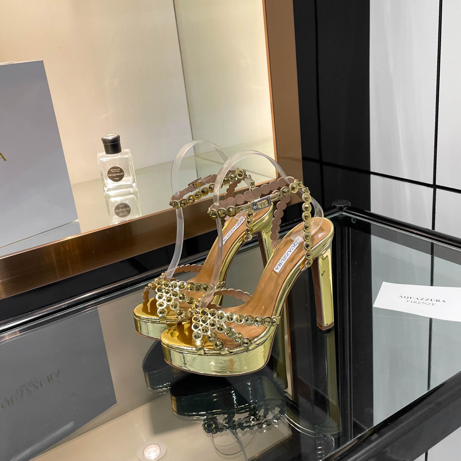 NO:815265,[Aquazzura] 2026 classic high-heeled waterproof platform rhinestone sandals, they are so beautiful that they are so beautiful to my heart!  Brilliant rhinestones sparkle in the sun, like stars. The design of the waterproof platform is considerate and comfortable, and the high heels give you the power of confidence. The classic style never goes out of style. Wearing it, you will feel like an elf in summer, letting your light shine. _______________________ * Complete package. * Customized cowhide/diamond upper * Foot pads Sheepskin * Sole Italian leather outsole * Heel height 13.5cm * Water platform 3.5cm *  Size: 35-40 (40 is custom-made and cannot be returned or exchanged) *, high heels sandals, sandals, high heels, cowhide, sheepskin, Leather soles19860909【Aquazzura】 2026经典款的高跟防水台水钻凉鞋,真的美到我心坎里啦！璀璨的水钻在阳光下闪烁,如同繁星点点.防水台的设计贴心又舒适,高跟鞋则赋予了自信的力量.经典的款式永不过时,穿上它,仿佛化身为夏日里的精灵,尽情绽放自己的光芒. _____________________________ * 全套包装. * 鞋面定制牛皮/钻 * 垫脚 羊皮 * 鞋底 意大利真皮大底 * 跟高 13.5cm  * 水台 3.5cm * 码数:35－40（40 定做不退换） *,高跟鞋凉鞋,sandals,high heels,cowhide,sheepskin,Leather soles,Women's Shoes