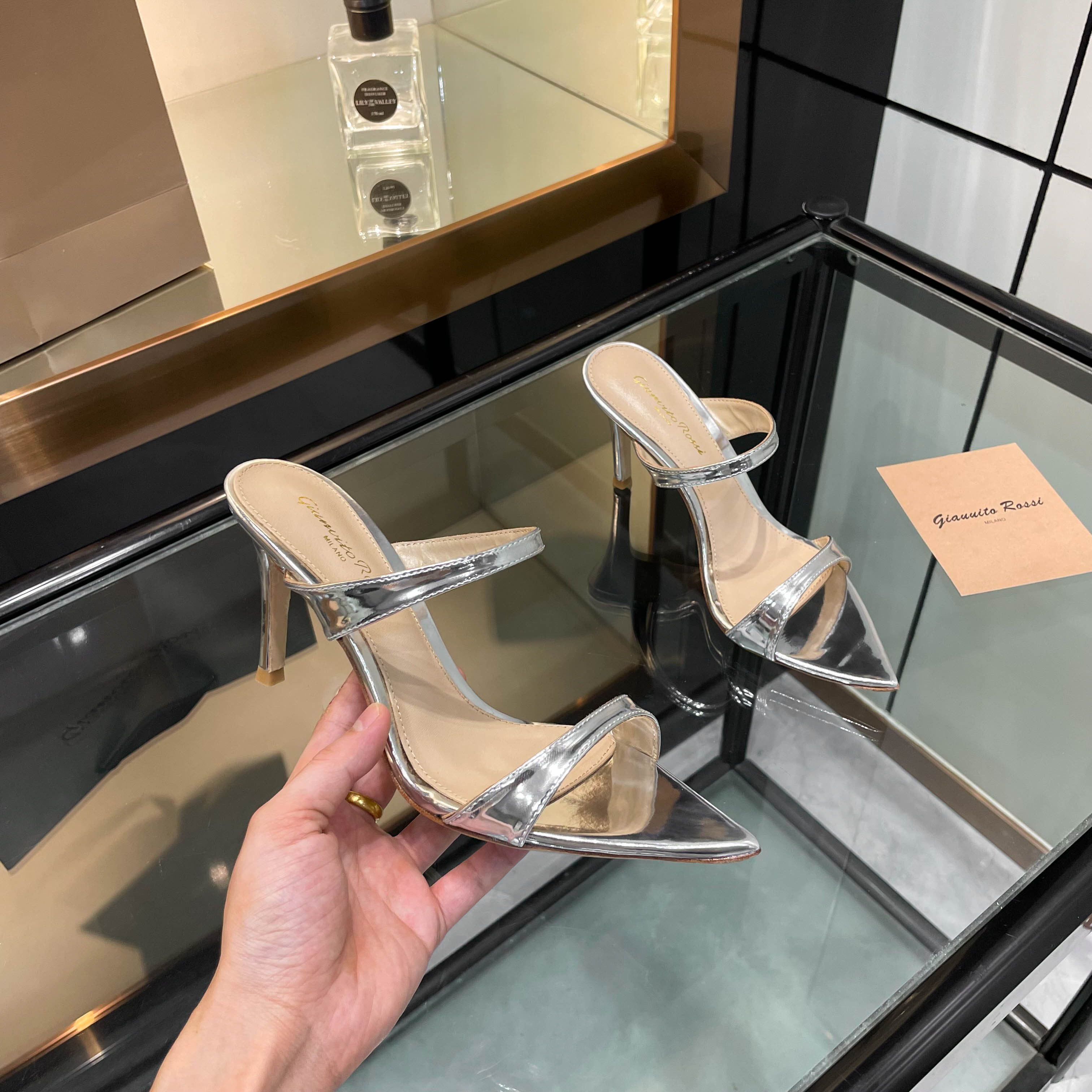 NO:241152,gianvito rossi classic pointed-toe high-heeled slippers This pair of high-heeled pointed-toe slippers, the high-end genuine leather material is simply amazing!  The delicate touch seems to be in a gentle conversation with the skin. The pointed toe shape reveals a fashionable charm and demonstrates a unique temperament. The charm of high heels is fully released in every step. It is the crystallization of quality and fashion. With it, you will have a luxurious enjoyment. _____________________________________________ * Full set of packaging. * Original custom patent leather with upper * Finger pad Sheepskin * Sole Italian leather outsole * Heel height 10.5cm 8.5cm (remark the height when placing an order, no note is given by default 8.5 heel height) * Size: 35-43 (40 41 42 43 custom made without return) *, high heels, slippers, sheepskin, Leather  soles19860909gianvito rossi 经典款尖头高跟拖鞋这双高跟尖头拖鞋,高端真皮材质简直太赞啦！细腻的触感,仿佛在与肌肤轻柔对话.尖头的造型,流露出时尚的韵味,彰显独特气质.高跟鞋的魅力,在每一步中尽情释放.它是品质与时尚的结晶,拥有它,就拥有了一份奢华的享受. _____________________________ * 全套包装. * 鞋面原版定制漆皮 * 垫脚 羊皮 * 鞋底 意大利真皮大底 * 跟高 10.5cm 8.5cm二种高度（下单需备注高度,没备注默认8.5跟高） * 码数:35－43（40 41 42 43定做不退换） *,高跟鞋,high heels,slippers,sheepskin,Leather soles,Women's Shoes