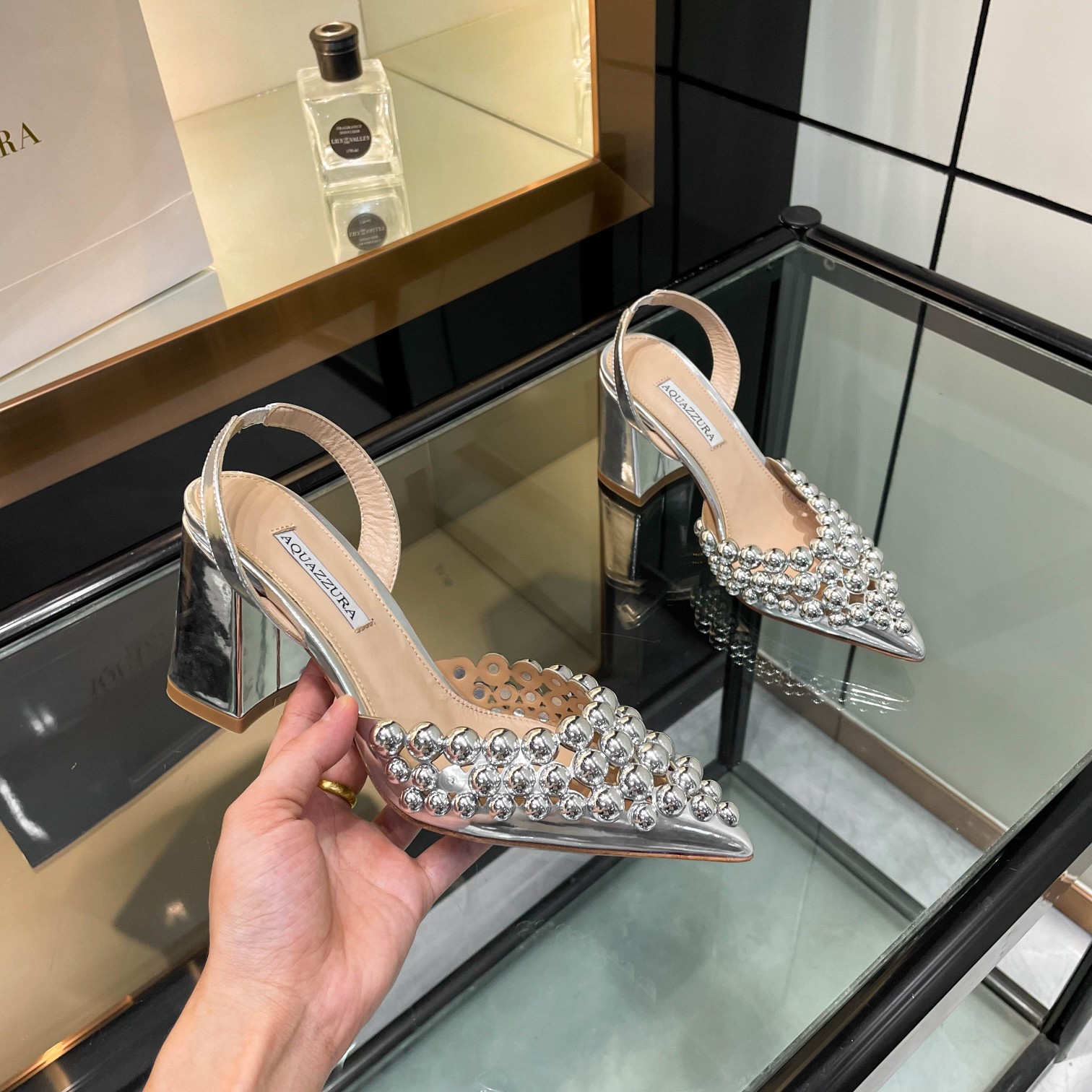 NO:241180,【Aquazzura】New sandals Purchase quality!  !  !  These pair of pointed and thick high heels hand-made beaded decorative catwalk sandals are simply art-like!  The pointed toe shape outlines charming lines and shows feminine charm. The thick and high heels steadily support the pace and give a strong aura. The exquisite decoration of the hand-made beads is like stars, each of which is full of the hard work of a craftsman. When you walk on the show, it seems that the whole world is cheering for you. ________________________________________________ * Full set of packaging. * Customized cowhide with upper * Floor pad Sheepskin * Sole Italian leather outsole * Heel height 8cm * Size: 35-40 (40 41 42 Custom made without return) *, high heels, sandals, high heels, cowhide, sheepskin, Leather soles19860909【Aquazzura】新款凉鞋 代购品质！！！这双尖头粗高跟手工订珠装饰走秀凉鞋,简直是艺术品般的存在！尖头的造型,勾勒出迷人的线条,尽显女性魅力.粗高跟稳稳托住步伐,给予强大的气场.那手工订珠的精美装饰,宛如繁星点点,每一颗都饱含着匠人的心血.穿上它走在秀场上,仿佛整个世界都在为你喝彩. _____________________________ * 全套包装. * 鞋面定制牛皮 * 垫脚 羊皮 * 鞋底 意大利真皮大底 * 跟高 8cm * 码数:35－40（40 41 42定做不退换） *,高跟鞋,sandals,high heels,cowhide,sheepskin,Leather soles,Women's Shoes