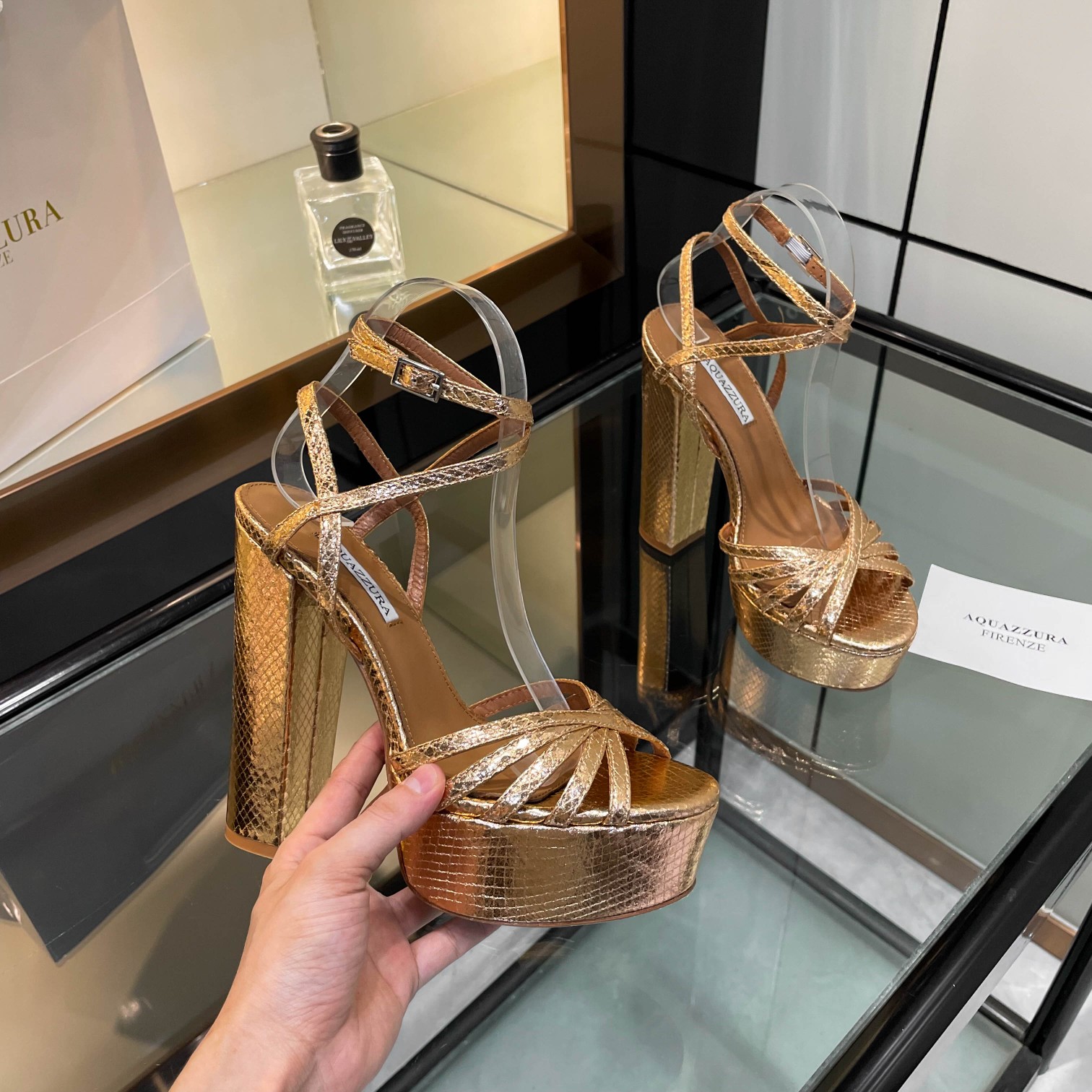 NO:241179,【Aquazzura】4 new sandals, top version, purchasing quality, original mold-opening custom high-heeled waterproof platform women's shoes, it is simply the favorite of fashion!  The unique texture of snake-patterned leather exudes wild and mysterious charm. The design of the waterproof platform is thoughtful and fashionable, and the lines of the high heels are graceful and charming. The original mold opening is customized, and every detail is impeccable. Wear it, it instantly becomes the focus of the crowd and takes a confident step. Exclusive new top version, super beautiful quality. _________________________________________________________________________________________________________________________________________________________________________________________________________________________________________________________________________________________________________________________________________________________________________________________________________________________________  heels sheepskin, Leather soles19860909【Aquazzura】4新款凉鞋 顶级版本 代购品质 原版开模定制高跟防水台女鞋,简直是时尚的宠儿！蛇纹皮的独特纹理,散发着野性与神秘的魅力.防水台的设计贴心又时尚,高跟鞋的线条优美动人.原版开模定制,每一处细节都无可挑剔.穿上它,瞬间成为人群中的焦点,迈出自信的步伐. 独家新款顶级版本 质量超级美爆.  _________________________________ * 全套包装. * 鞋面原版定制蛇纹皮 漆皮 * 衬里 羊皮 * 鞋底 意大利真皮大底 * 跟高 14.5cm *水台高4.5cm * 码数 35-40（34.40.41.42.订做不退换）,高跟鞋,sandals,high heels,sheepskin,Leather soles,Women's Shoes