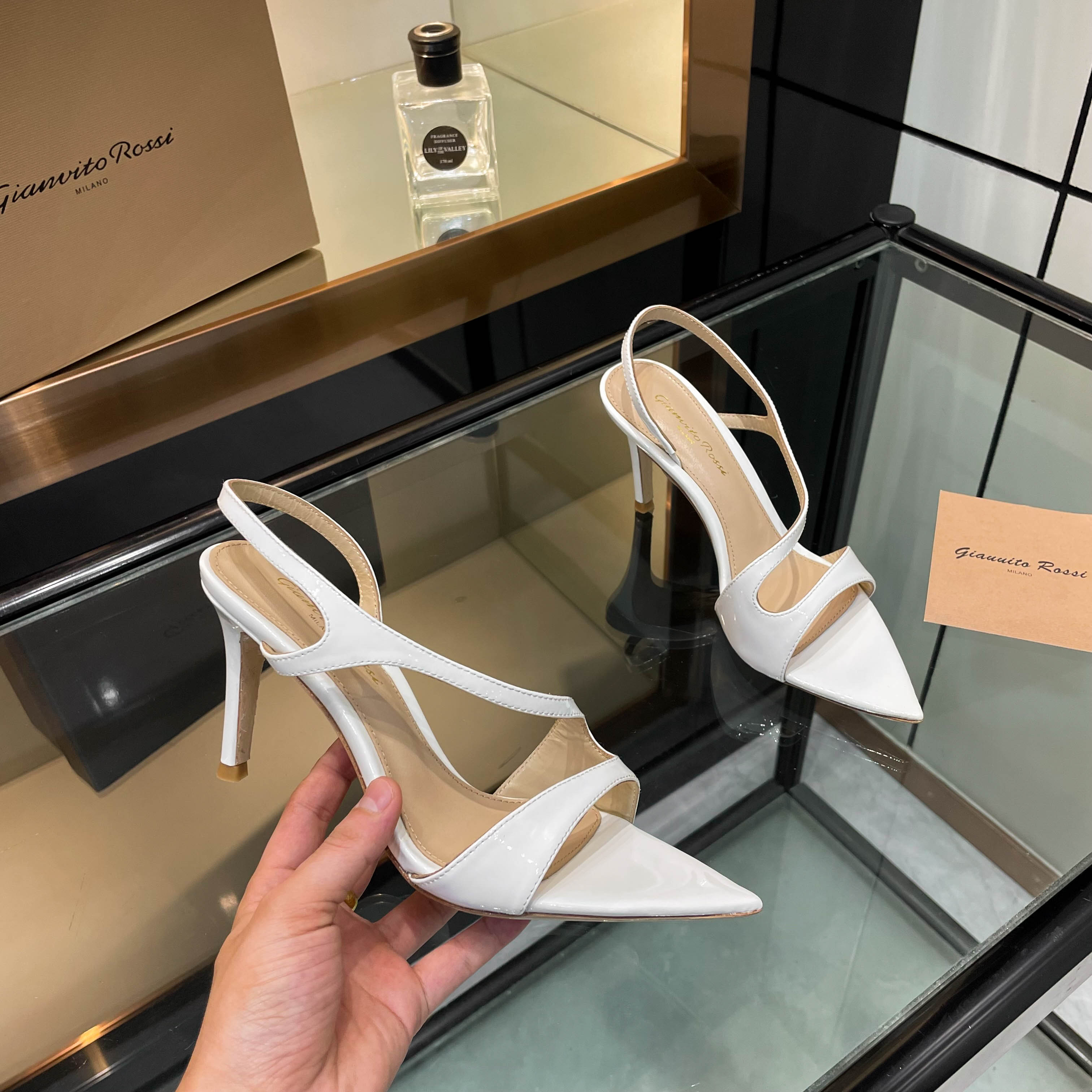 NO:241161,Gianvito rossi new sandals top version purchase quality!  High-heeled pointed patent leather sandals. The pointed-toe design is full of fashion and shows elegance. The luster of the patent leather is dazzling and reflects light like a mirror. High-heeled shoes make my steps more confident and calm, and every step is like playing a fashionable melody. Wear it and welcome every summer trip. Original development Purchase quality _______________________________________________ * Full set of packaging. * Original custom patent leather upper * Finger pad Sheepskin * Sole Italian leather outsole * Heel height 10.5cm 8.5cm two heights (remark the height when placing an order, no note the default 8.5 heel height) * Size: 35-43 (40 41 42 43 custom made no return) *, high heel shoes, sandals, high  heels sheepskin, Leather soles19860909gianvito rossi 新款凉鞋顶级版本代购品质！高跟尖头漆皮凉鞋.尖头设计充满时尚感,尽显优雅气质.漆皮的光泽亮丽夺目,如同镜面般反射着光芒.高跟鞋让我的步伐更加自信从容,每一步都像是在奏响时尚的旋律.穿上它,迎接夏日的每一次出行. 原版开发 代购品质 _____________________________ * 全套包装. * 鞋面原版定制漆皮 * 垫脚 羊皮 * 鞋底 意大利真皮大底 * 跟高 10.5cm 8.5cm二种高度（下单需备注高度,没备注默认8.5跟高） * 码数:35－43（40 41 42 43定做不退换） *,高跟鞋,sandals,high heels,sheepskin,Leather soles,Women's Shoes