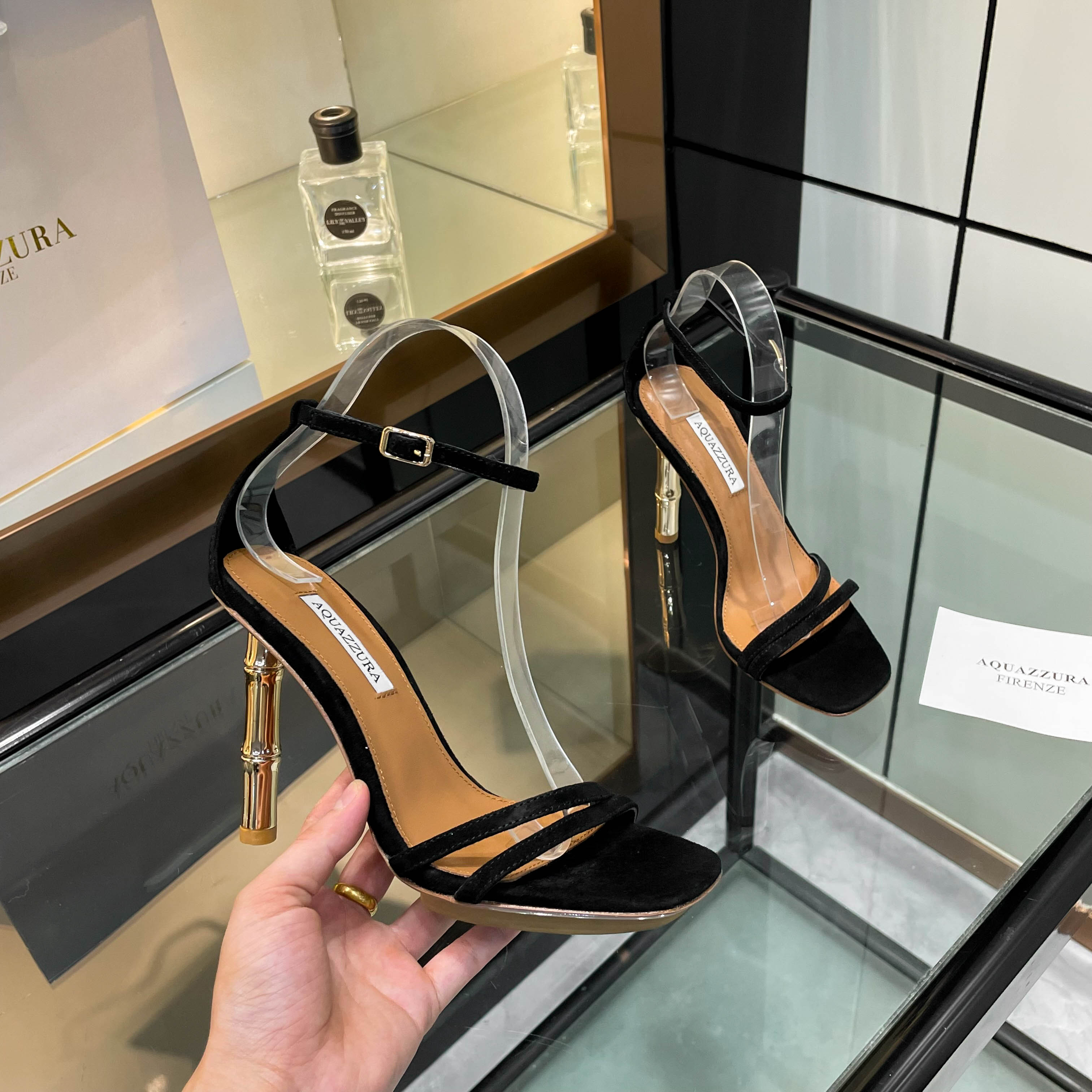 NO:241175,【Aquazzura】New sandals Purchase quality!  !  !  1 The original bamboo high-heeled sandals water table catwalk style is simply the pinnacle of fashion!  The bamboo high heels are unique and as exquisite as artwork. The clever design of the water platform makes the pace more stable and confident. When the lights are sprinkled on the shoes, it seems that the whole world is focusing on it. When I put it on the show, I am the most dazzling star, blooming infinite charm. The developed high-heeled catwalk slippers are the bright pearls on the show. The rhinestones are shining like stars falling to the world. The unique design of the original development highlights the unique charm. Big bloggers from all walks of life have put on the foot. ZP develops and customizes the correct fabric ____________________________________________________________________________________________________________________________________________________________________________________________________________________________________________________________________________________________________________________________________________________________________  35-43 (40 41 42 43 Custom made without return) *, high heels, sandals, high heels, slippers, sheepskin, real silk, Leather soles19860909【Aquazzura】新款凉鞋 代购品质！！！1原版开发的竹节高跟凉鞋水台走秀款,简直是时尚的巅峰之作！竹节高跟独具一格,宛如艺术品般精致.水台的巧妙设计,让步伐更加稳健自信.当灯光洒在鞋上的那一刻,仿佛整个世界都聚焦于此.穿上它踏上秀台,我就是那颗最耀眼的星,绽放无限魅力.开发的高跟走秀拖鞋,是走秀场上的璀璨明珠.水钻熠熠生辉,如同繁星坠落人间. 原版开发的独特设计 彰显着与众不同的魅力. 各路大博主都纷纷上脚 ZP开发、订制正确面料 _____________________________ * 全套包装. * 鞋面原版定制/真丝漆皮 * 衬里 羊皮 * 鞋底 意大利真皮大底 * 跟高 10.5cm * 码数: 35－43（40 41 42 43定做不退换） *,高跟鞋,sandals,high heels,slippers,sheepskin,real silk,Leather soles,Women's Shoes