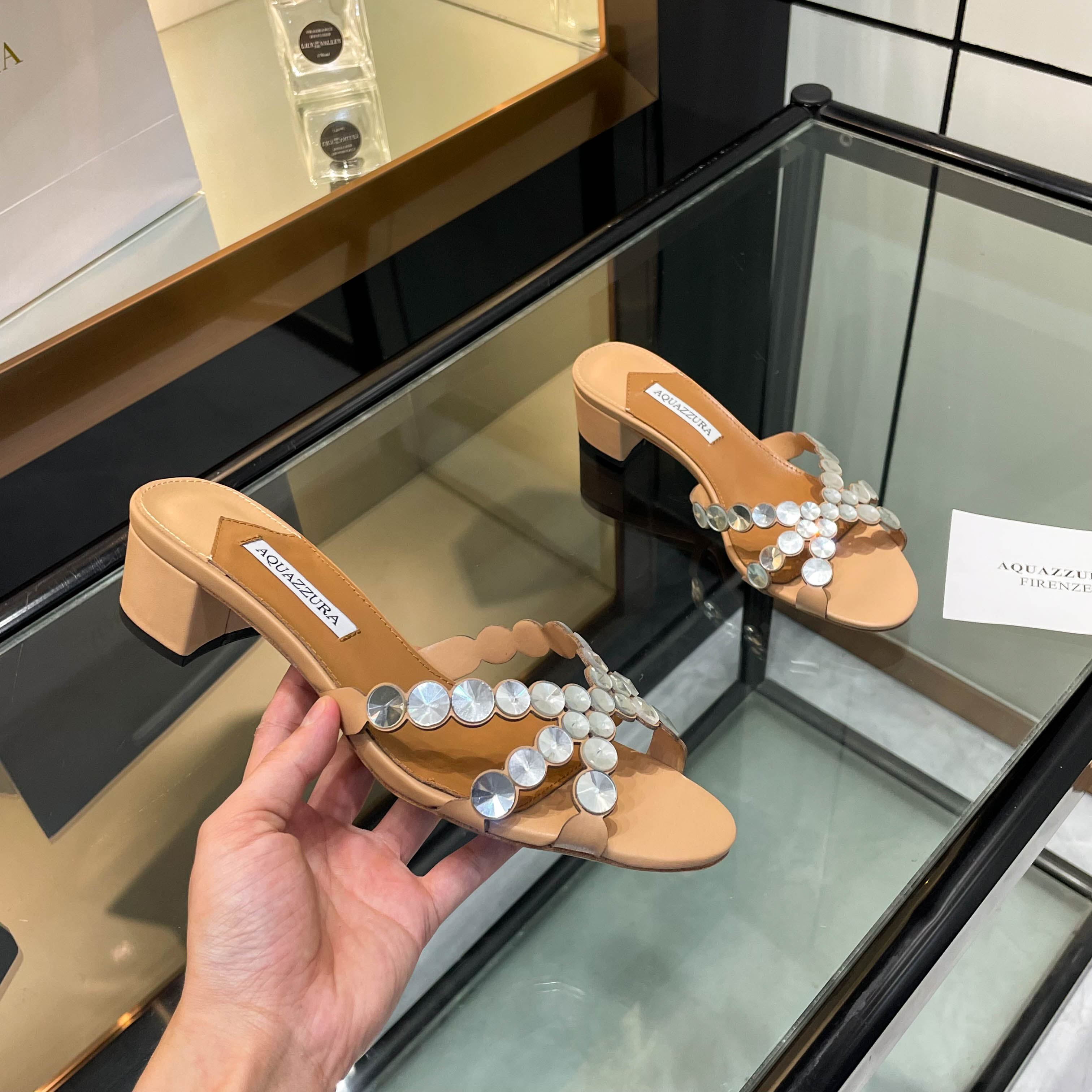 NO:922778,[Aquazzura] 2026 new slippers, top version, purchasing quality. These mid-heeled slippers are paired with large round diamonds and thick heel rhinestones. The large round diamonds shine brightly, like bright stars falling on the shoe. The thick heel design is not only stable, but also adds a different kind of charm. The mid-heel height is just right, a perfect balance between comfort and fashion. Putting it on, every step is like dancing elegantly, exuding charming brilliance. 6132-1 ____________________________ *  Full set of packaging. * Original custom-made cowhide upper * Lining sheepskin * Sole Italian leather outsole * Heel height 4.2cm * Size 35-43 (34.40.41.42.43 custom-made, non-returnable), slippers, slippers, cowhide, sheepskin, Leather soles19860909【Aquazzura】2026新款拖鞋  顶级版本 代购品质 这款中跟拖鞋搭配大圆钻粗跟鞋水钻.大圆钻闪耀夺目,如同一颗颗璀璨的星星落在鞋面上.粗跟设计不仅稳当,还增添了一份别样的魅力.中跟高度恰到好处,舒适与时尚完美平衡.穿上它,每一步都像是在跳着优雅的舞步,散发迷人光彩.6132-1 _________________________________ * 全套包装. * 鞋面原版定制牛皮 * 衬里 羊皮 * 鞋底 意大利真皮大底 * 跟高 4.2cm * 码数 35-43（34.40.41.42.43订做不退换）,拖鞋,slippers,cowhide,sheepskin,Leather soles,Women's Shoes