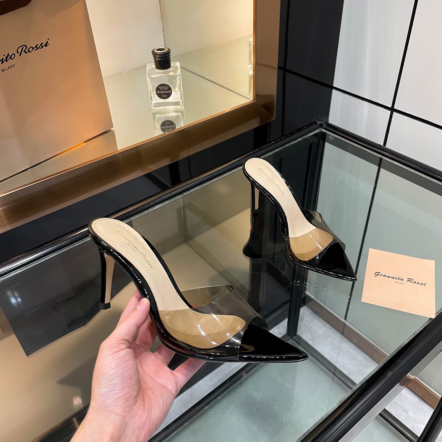 NO:787090,gianvito rossi 2025 new slippers Original development Top version Purchasing quality This pair of pointed-toe high-heeled patent leather leaf-decorated women's sandals is like a beautiful poem in summer. The pointed-toe design is elegant and charming, highlighting the graceful lines of the feet. The patent leather shines with luster, highlighting quality and fashion. The leaf decorations seem to bring the atmosphere of the forest, smart and fresh. Wearing them, every step seems to tell a romantic story and become a beautiful scenery on the street. 2305-1  ____________________________ * Full set of packaging. * Original custom patent leather upper * Sheepskin foot pads * Italian genuine leather outsole * Heel height 10.5cm, 8.5cm, 5.5 three heights (you need to note the height when placing an order, if not, the default is 8.5 heel height) * Size: 35-43 (40 41 42 43 is custom-made and cannot be returned or exchanged) *, high heels, sandals, high  heels,slippers,sheepskin,leather soles19860909gianvito rossi 2025新款拖鞋 原版开发 顶级版本 代购品质 这双尖头高跟漆皮树叶装饰女凉鞋,宛如夏日里的一首优美诗篇.尖头设计优雅迷人,凸显脚部线条的优美.漆皮闪耀着光泽,彰显品质与时尚.那一片片树叶装饰,仿佛带着森林的气息,灵动而清新.穿上它,每一步都似在诉说着浪漫的故事,成为街头的一道亮丽风景.2305-1 _____________________________ * 全套包装. * 鞋面原版定制漆皮 * 垫脚 羊皮 * 鞋底 意大利真皮大底 * 跟高 10.5cm 8.5cm5.5三种高度（下单需备注高度,没备注默认8.5跟高） * 码数:35－43（40 41 42 43定做不退换） *,高跟鞋,sandals,high heels,slippers,sheepskin,Leather soles,Women's Shoes