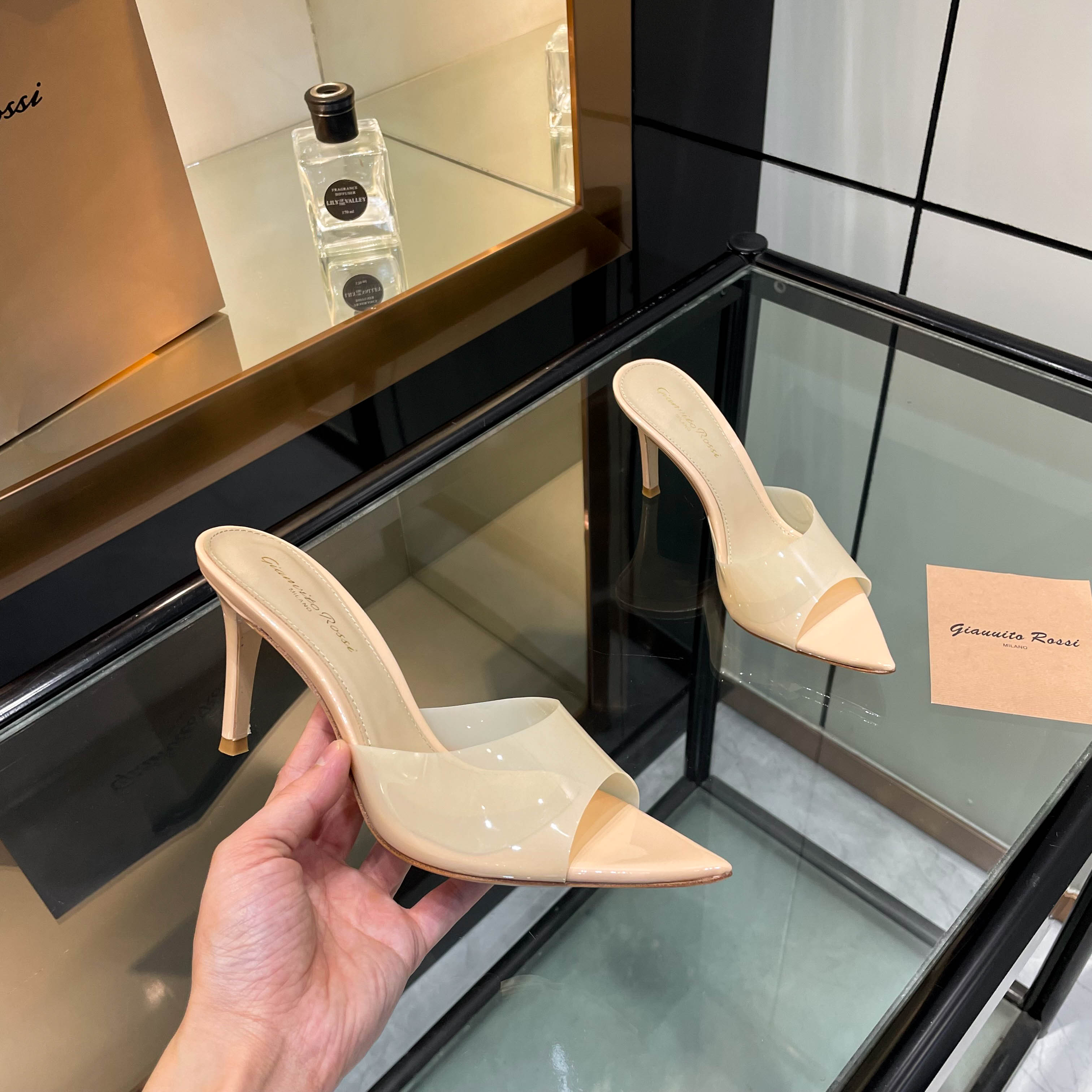 NO:787088,gianvito rossi 2025 new slippers Original development Top version Purchasing quality This pair of pointed-toe high-heeled patent leather leaf-decorated women's sandals is like a beautiful poem in summer. The pointed-toe design is elegant and charming, highlighting the graceful lines of the feet. The patent leather shines with luster, highlighting quality and fashion. The leaf decorations seem to bring the atmosphere of the forest, smart and fresh. Wearing them, every step seems to tell a romantic story and become a beautiful scenery on the street. 2305-1  ____________________________ * Full set of packaging. * Original custom patent leather upper * Sheepskin for feet * Sole Italian leather outsole * Heel height 10.5cm, 8.5cm, 5.5 three heights (please note the height when placing an order, if not, the default is 8.5 heel height) * Size: 35-43 (40 41 42 43 is custom-made and cannot be returned or exchanged) *, high heels, sandals, high  heels,slippers,sheepskin,leather soles19860909gianvito rossi 2025新款拖鞋 原版开发 顶级版本 代购品质 这双尖头高跟漆皮树叶装饰女凉鞋,宛如夏日里的一首优美诗篇.尖头设计优雅迷人,凸显脚部线条的优美.漆皮闪耀着光泽,彰显品质与时尚.那一片片树叶装饰,仿佛带着森林的气息,灵动而清新.穿上它,每一步都似在诉说着浪漫的故事,成为街头的一道亮丽风景.2305-1 ____________________________ * 全套包装. * 鞋面原版定制漆皮 * 垫脚 羊皮 * 鞋底 意大利真皮大底 * 跟高 10.5cm 8.5cm5.5三种高度（下单需备注高度,没备注默认8.5跟高） * 码数:35－43（40 41 42 43定做不退换） *,高跟鞋,sandals,high heels,slippers,sheepskin,Leather soles,Women's Shoes