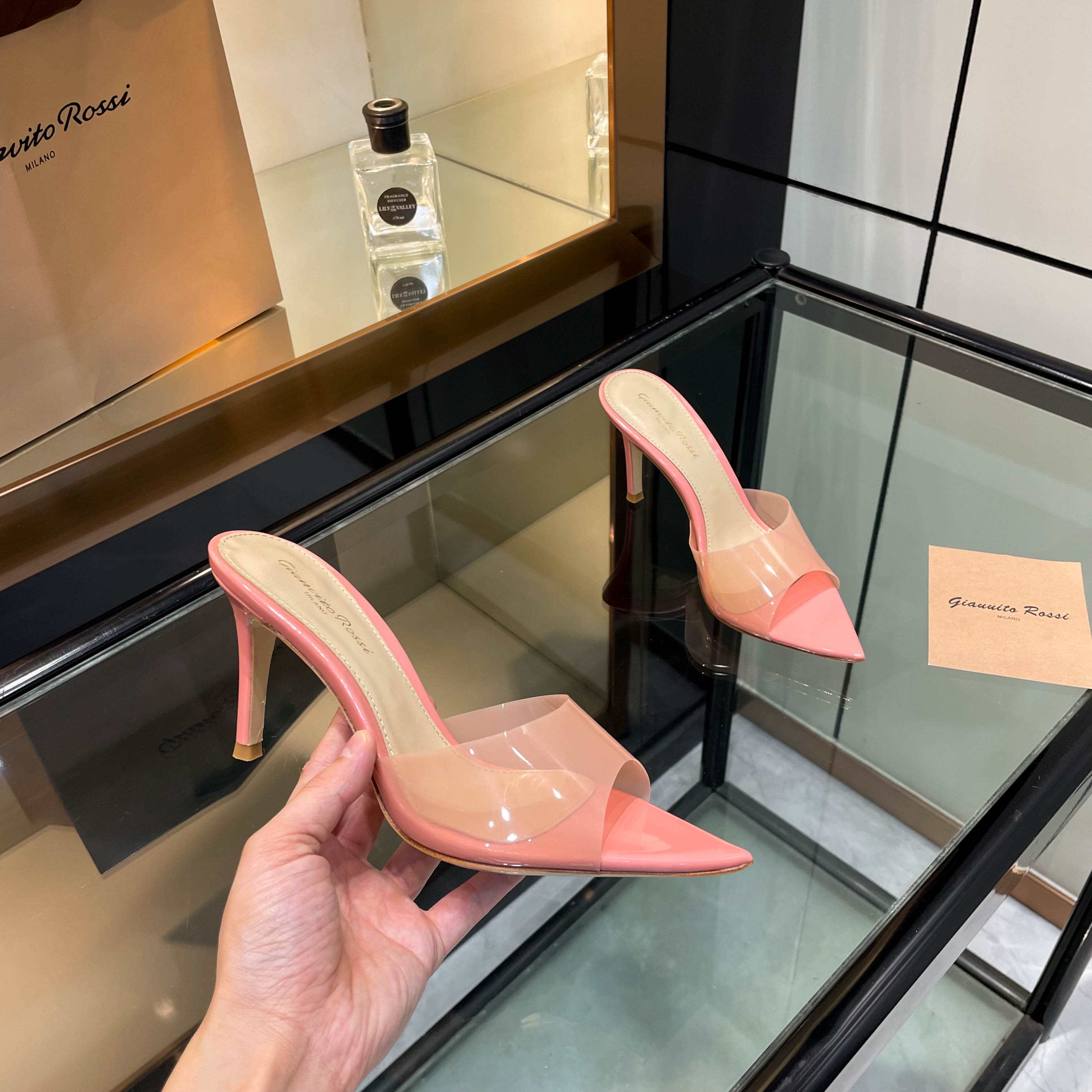 NO:787087,gianvito rossi 2025 new slippers Original development Top version Purchasing quality This pair of pointed-toe high-heeled patent leather leaf-decorated women's sandals is like a beautiful poem in summer. The pointed-toe design is elegant and charming, highlighting the graceful lines of the feet. The patent leather shines with luster, highlighting quality and fashion. The leaf decorations seem to bring the atmosphere of the forest, smart and fresh. Wearing them, every step seems to tell a romantic story and become a beautiful scenery on the street. 2305-1  ____________________________ * Full set of packaging. * Original custom patent leather upper * Sheepskin foot pads * Italian genuine leather outsole * Heel height 10.5cm, 8.5cm, 5.5 three heights (you need to note the height when placing an order, if not, the default is 8.5 heel height) * Size: 35-43 (40 41 42 43 is custom-made and cannot be returned or exchanged) *, high heels, sandals, high  heels,slippers,sheepskin,Leather soles19860909gianvito rossi 2025新款拖鞋 原版开发 顶级版本 代购品质 这双尖头高跟漆皮树叶装饰女凉鞋,宛如夏日里的一首优美诗篇.尖头设计优雅迷人,凸显脚部线条的优美.漆皮闪耀着光泽,彰显品质与时尚.那一片片树叶装饰,仿佛带着森林的气息,灵动而清新.穿上它,每一步都似在诉说着浪漫的故事,成为街头的一道亮丽风景.2305-1 _____________________________ * 全套包装. * 鞋面原版定制漆皮 * 垫脚 羊皮 * 鞋底 意大利真皮大底 * 跟高 10.5cm 8.5cm5.5三种高度（下单需备注高度,没备注默认8.5跟高） * 码数:35－43（40 41 42 43定做不退换） *,高跟鞋,sandals,high heels,slippers,sheepskin,Leather soles,Women's Shoes