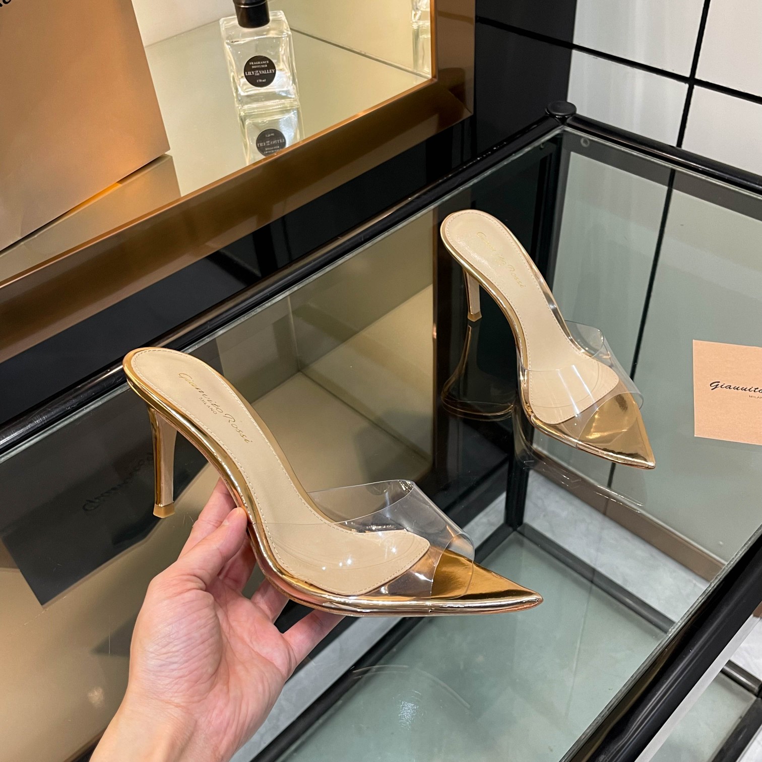 NO:241155,gianvito rossi 2025 new slippers Original development Top version Purchase quality This pair of pointed high-heel patent leather leaves decorative women's sandals are like a beautiful poem in summer. The pointed toe design is elegant and charming, highlighting the beauty of the lines of the feet. The patent leather shines with luster, demonstrating quality and fashion. The leaves are decorated as if they are forest-like, lively and fresh. When wearing it, every step seems to tell a romantic story and become a beautiful scenery on the street. __________________________________________________________________________________________________________________________________________________________________________________________________________________________________________________________________________________________________________________________________________________________________________________________  8.5cm5.5 three heights (remarks required for ordering, no note on the default 8.5 heel height) * Number of sizes: 35-43 (40 41 42 43 custom made without return) *, high heels, sandals, high heels, slippers, sheepskin, Leather soles19860909gianvito rossi 2025新款拖鞋 原版开发 顶级版本 代购品质 这双尖头高跟漆皮树叶装饰女凉鞋,宛如夏日里的一首优美诗篇.尖头设计优雅迷人,凸显脚部线条的优美.漆皮闪耀着光泽,彰显品质与时尚.那一片片树叶装饰,仿佛带着森林的气息,灵动而清新.穿上它,每一步都似在诉说着浪漫的故事,成为街头的一道亮丽风景. _____________________________ * 全套包装. * 鞋面原版定制漆皮 * 垫脚 羊皮 * 鞋底 意大利真皮大底 * 跟高 10.5cm 8.5cm5.5三种高度（下单需备注高度,没备注默认8.5跟高） * 码数:35－43（40 41 42 43定做不退换） *,高跟鞋,sandals,high heels,slippers,sheepskin,Leather soles,Women's Shoes