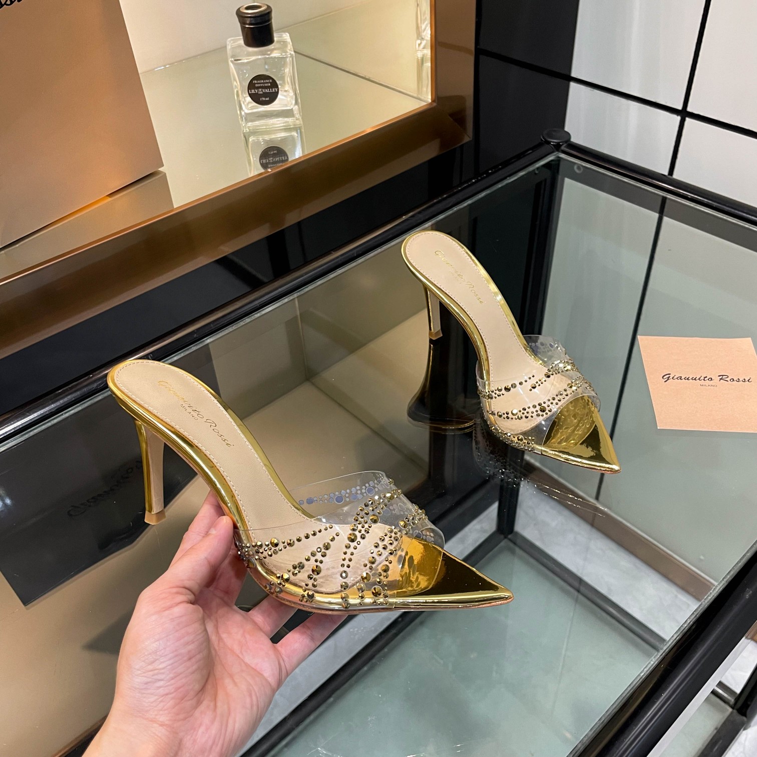 NO:241164,gianvito rossi 2025 new slippers Original development Top version Purchase quality This pair of pointed high-heel patent leather film hot Swarovski diamond slippers are simply the perfect crystallization of luxury and fashion!  The pointed toe design is extremely elegant, showing the charm of feminine. The patent leather is smooth and bright, reflecting charming light. The film hot craftsmanship is unique and novel, and the dazzling Swarovski diamond is as dazzling as stars. When you wear it, every step seems to shine with a dreamy light, becoming the focus of everyone's attention. ____________________________________________ * Full set of packaging. * Original custom film on the upper * Fixtures Sheepskin * Sole Italian leather outsole * Heel height 10.5cm 8.5cm 5.5 (remark the height when placing an order, no note the default 8.5 heel height) * Size: 35-43 (40 41 42 43 custom made without return) *, high heels, high  heels slippers sheepskin Leather soles19860909gianvito rossi 2025新款拖鞋 原版开发 顶级版本 代购品质 这双尖头高跟漆皮胶片烫施华洛奇钻拖鞋,简直是奢华与时尚的完美结晶！尖头设计优雅至极,尽显女性魅力.漆皮光滑亮丽,折射出迷人光芒.胶片烫的工艺独特新颖,而那璀璨的施华洛奇钻,更是如同繁星般耀眼.穿上它,每一步都仿佛在闪耀着梦幻的光芒,成为众人瞩目的焦点. _____________________________ * 全套包装. * 鞋面原版定制胶片 * 垫脚 羊皮 * 鞋底 意大利真皮大底 * 跟高 10.5cm 8.5cm5.5三种高度（下单需备注高度,没备注默认8.5跟高） * 码数:35－43（40 41 42 43定做不退换） *,高跟鞋,high heels,slippers,sheepskin,Leather soles,Women's Shoes