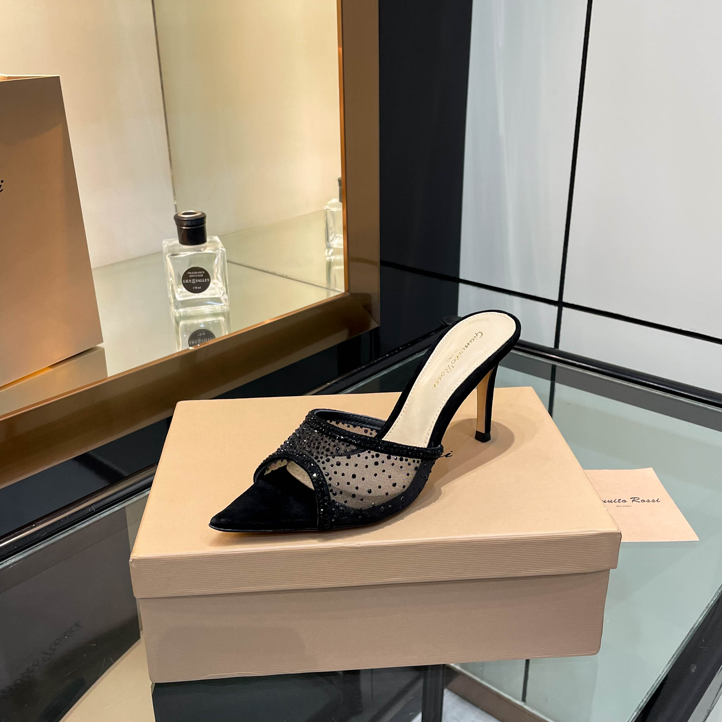 NO:241167,gianvito rossi 2025 new slippers top version, purchasing quality!  Swarovski rhinestone pointed high heel slippers are like fairy shoes coming from fairy tales. Swarovski rhinestones are dazzling, like stars embedded on them, each of which exudes a dreamy light. The pointed toe design highlights elegance, and the high heels give you a confident style. Wear it, it feels like flowers are growing under your feet, fragrant step by step, enjoying the ultimate romance and luxury. Original mold opening Top version _______________________________________________________________________ * Full set of packaging. * Original custom sheepskin/Swarovski diamonds * Finger pad sheepskin * Soles Italian leather outsole * Heel height 10.5cm 8.5cm 5.5 three heights (remark the height when placing an order, no note the default 8.5 heel height) * Size: 35-43 (40 41  42 43 Custom made non-return) *, high heels, slippers, sheepskin, Leather soles19860909gianvito rossi 2025 新款拖鞋顶级版本,代购品质！施华洛奇水钻尖头高跟拖鞋,宛如从童话中走来的仙履.施华洛奇水钻璀璨耀眼,如同繁星点点镶嵌其上,每一颗都散发着梦幻的光芒.尖头设计凸显优雅,高跟赋予自信风采.穿上它,仿佛脚下生花,步步生香,尽享极致的浪漫与奢.  原版开模 顶级版本 _____________________________ * 全套包装. * 鞋面原版定制羊皮/施华洛奇钻 * 垫脚 羊皮 * 鞋底 意大利真皮大底 * 跟高 10.5cm 8.5cm5.5三种高度（下单需备注高度,没备注默认8.5跟高） * 码数:35－43（40 41 42 43定做不退换） *,高跟鞋,high heels,slippers,sheepskin,Leather soles,Women's Shoes