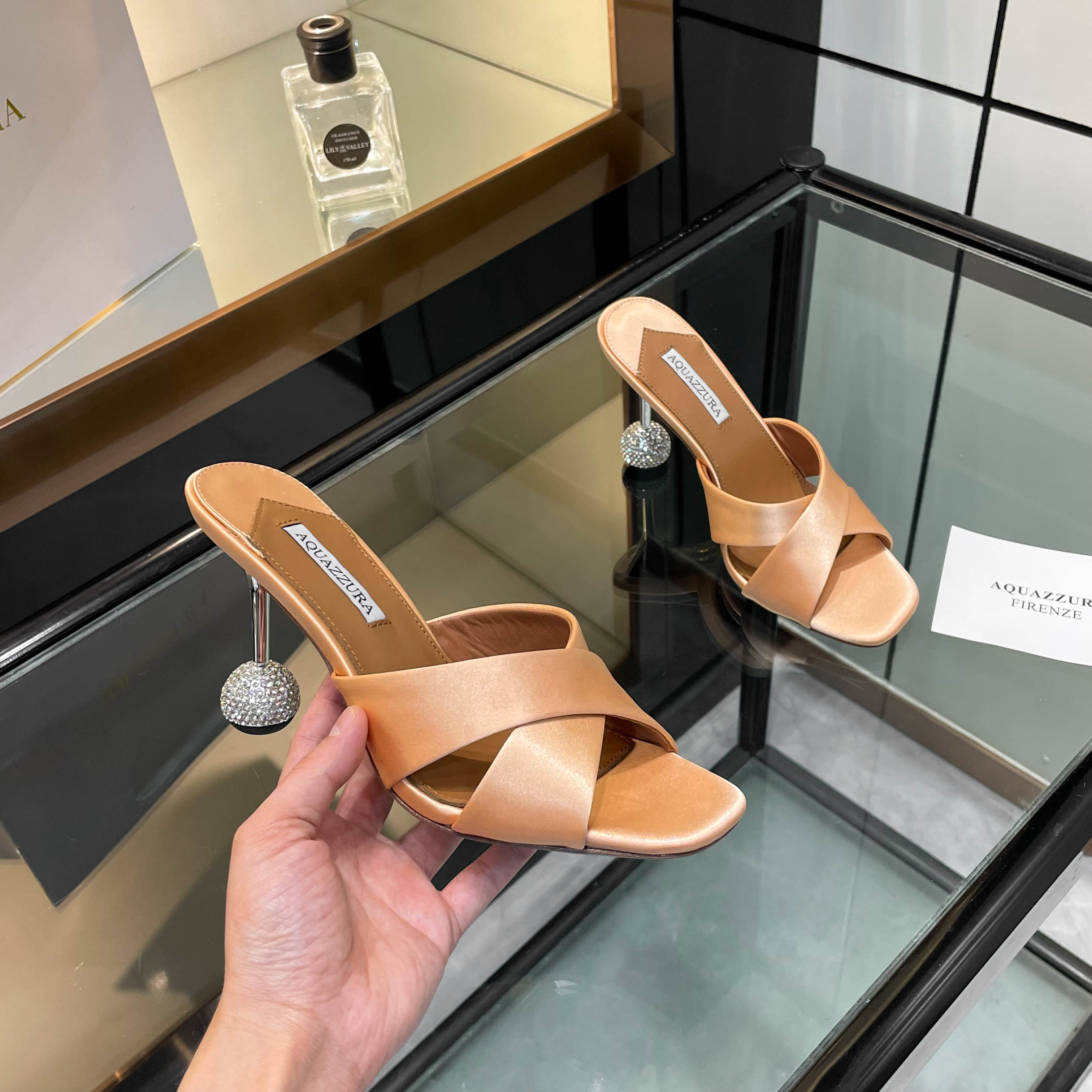 NO:241177,【Aquazzura】2025 new slippers, quality of purchasing agent!  !  !  Original development This pair of high-heeled Swarovski rhinestone heel cross-belt silk slippers is a dreamy and elegant product that I can't let go. The silk's smooth touch is like a breeze caressing. The unique design of the cross-belt outlines the beautiful lines of the feet. The Swarovski rhinestone heel is dazzling, as if it is inlaid with stars. The high heels give me the power of confidence, and every step is bright, as if writing a gorgeous chapter. __________________________________________________________________________________________________________________________________________________________________________________________________________________________________________________________________________________________________________________________________________________________________________________________  heels, slippers, sheepskin, real silk, Leather soles19860909【Aquazzura】2025新款拖鞋 代购品质！！！原版开发 这双高跟施华洛奇水钻跟交叉带真丝拖鞋,是我无法割舍的梦幻逸品.真丝的柔滑触感,如同微风轻抚.交叉带的独特设计,勾勒出脚部的优美线条.施华洛奇水钻跟璀璨耀眼,仿佛是星辰镶嵌其中.高跟鞋给予我自信的力量,每一步都踏出璀璨光芒,仿佛在书写着华丽的篇章. _____________________________ * 全套包装. * 鞋面真丝 * 衬里 羊皮 * 鞋底 意大利真皮大底 * 跟高 9.5cm * 码数: 35－43（40 41 42 43定做不退换） *,高跟鞋,high heels,slippers,sheepskin,real silk,Leather soles,Women's Shoes