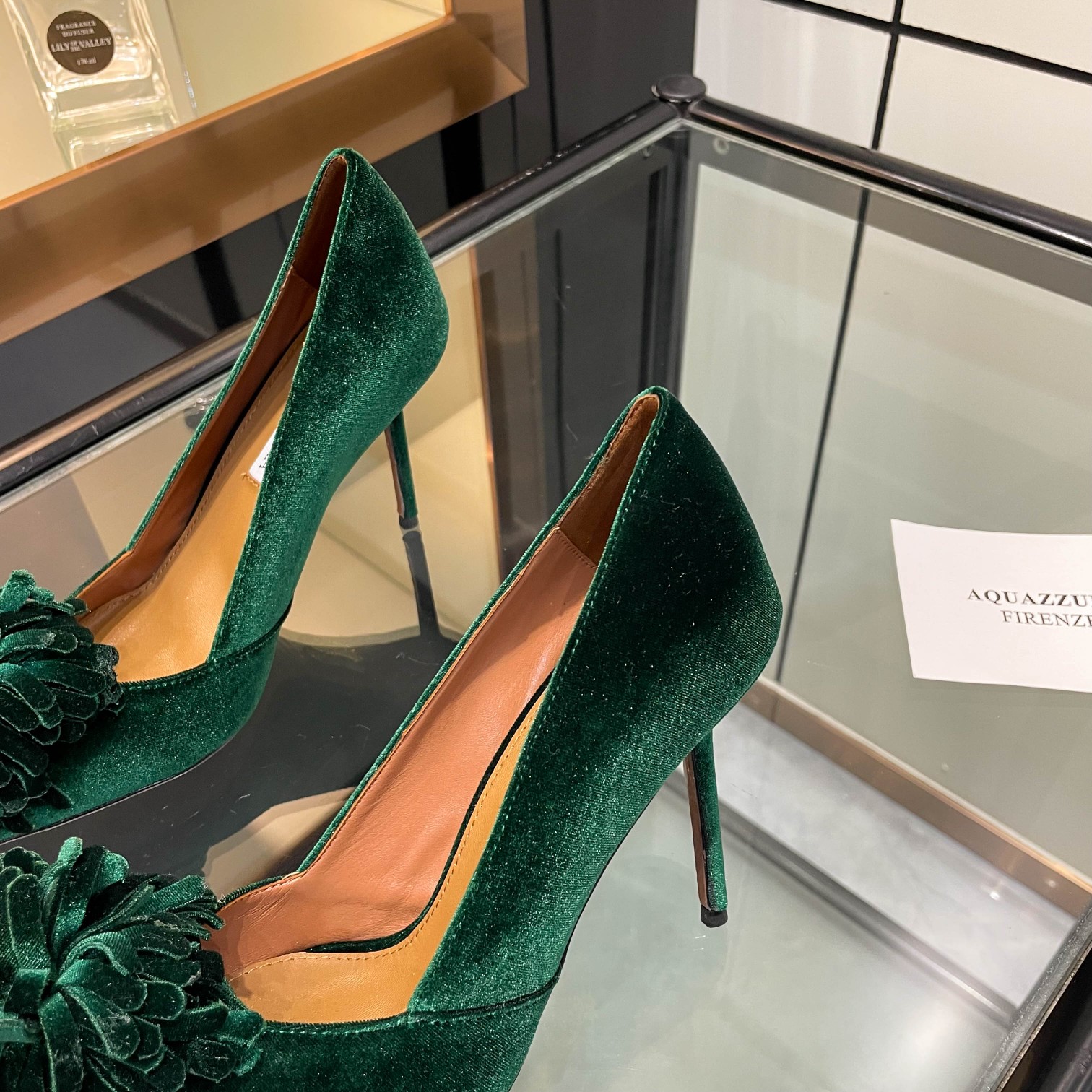 NO:241154,【Aquazzura】2025 new single shoes, quality of purchasing agent!  !  !  Original development This pair of velvet high-heeled pointed tassel flower shoes, the velvet texture is poetic and picturesque, and the touch is gentle. The pointed toe design is elegant and charming, highlighting the temperament. The tassels sway and the flowers bloom beautifully, as if they are wearing the whole spring under their feet. The high heels give me a confident step, and every step seems to dance among the flowers, full of dreams and tenderness. _________________________________________________________________________________________ * Full set of packaging. * Velvet upper * Lining sheepskin * Sole Italian leather outsole * Heel height 10.5cm 8.5cm (8.5 custom-made non-refunding orders are required, no note is required to default 10.5 heel height) * Size: 35-43 (40 41 42 43 custom made non-refunding)  *, high heels, sheepskin, Leather soles19860909【Aquazzura】2025新款单鞋 代购品质！！！原版开发 这双丝绒高跟尖头流苏花朵单鞋,丝绒质地如诗如画,触感温柔.尖头设计优雅迷人,凸显气质.流苏摇曳生姿,花朵绽放娇艳,仿佛将整个春天穿在了脚下.高跟鞋赋予我自信的步伐,每一步都似在花间舞动,充满梦幻与柔情. _____________________________ * 全套包装. * 鞋面丝绒 * 衬里 羊皮 * 鞋底 意大利真皮大底 * 跟高 10.5cm8.5cm（8.5定制不退换下单需备注,没备注默认10.5跟高） * 码数: 35－43（40 41 42 43定做不退换） *,高跟鞋,high heels,sheepskin,Leather soles,Women's Shoes