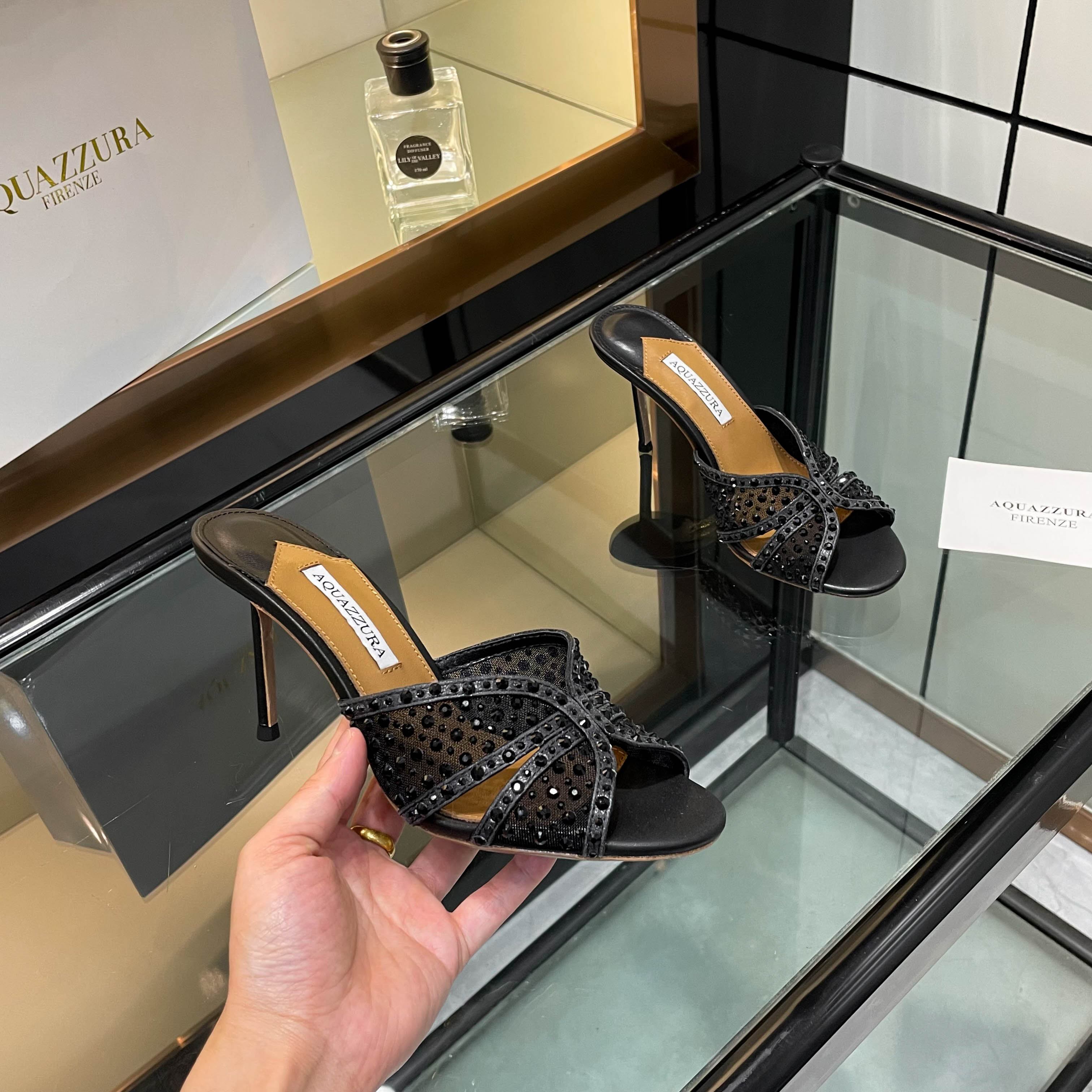 NO:241168,【Aquazzura】2025 new sandals, quality of purchasing agent!  !  !  Original development Wow!  The new 205 high-heeled rhinestone slippers are a shiny look. The rhinestones are densely embedded, like the Milky Way falling into the world, shining brightly when walking. The high-heeled design not only lengthens the leg lines, but also adds a bit of confidence and elegance. Wearing it, whether it is going out on the street or attending parties, it instantly becomes the focus and easily leads the new fashion trend. _________________________________________________________________________________________________________________________________________________________________________________________________________________________________________________________________________________________________________________________________________________________________________________________________________  heels slippers sheepskin Leather soles19860909【Aquazzura】2025新款凉鞋  代购品质！！！ 原版开发 哇哦！205新款高跟水钻拖鞋闪亮登场,简直是时髦精的心头好.水钻镶嵌得密密麻麻,像银河落入人间,行走间熠熠生辉.高跟设计不仅拉长腿部线条,还增添了几分自信与优雅.穿上它,无论是日常出街还是参加派对,瞬间成为焦点,轻松引领时尚新风潮. _____________________________ * 全套包装. * 鞋面 羊皮 * 衬里 羊皮 * 鞋底 意大利真皮大底 * 跟高 8.5cm * 码数: 35－43（40 41 42 43定做不退换） *,高跟鞋,sandals,high heels,slippers,sheepskin,Leather soles,Women's Shoes