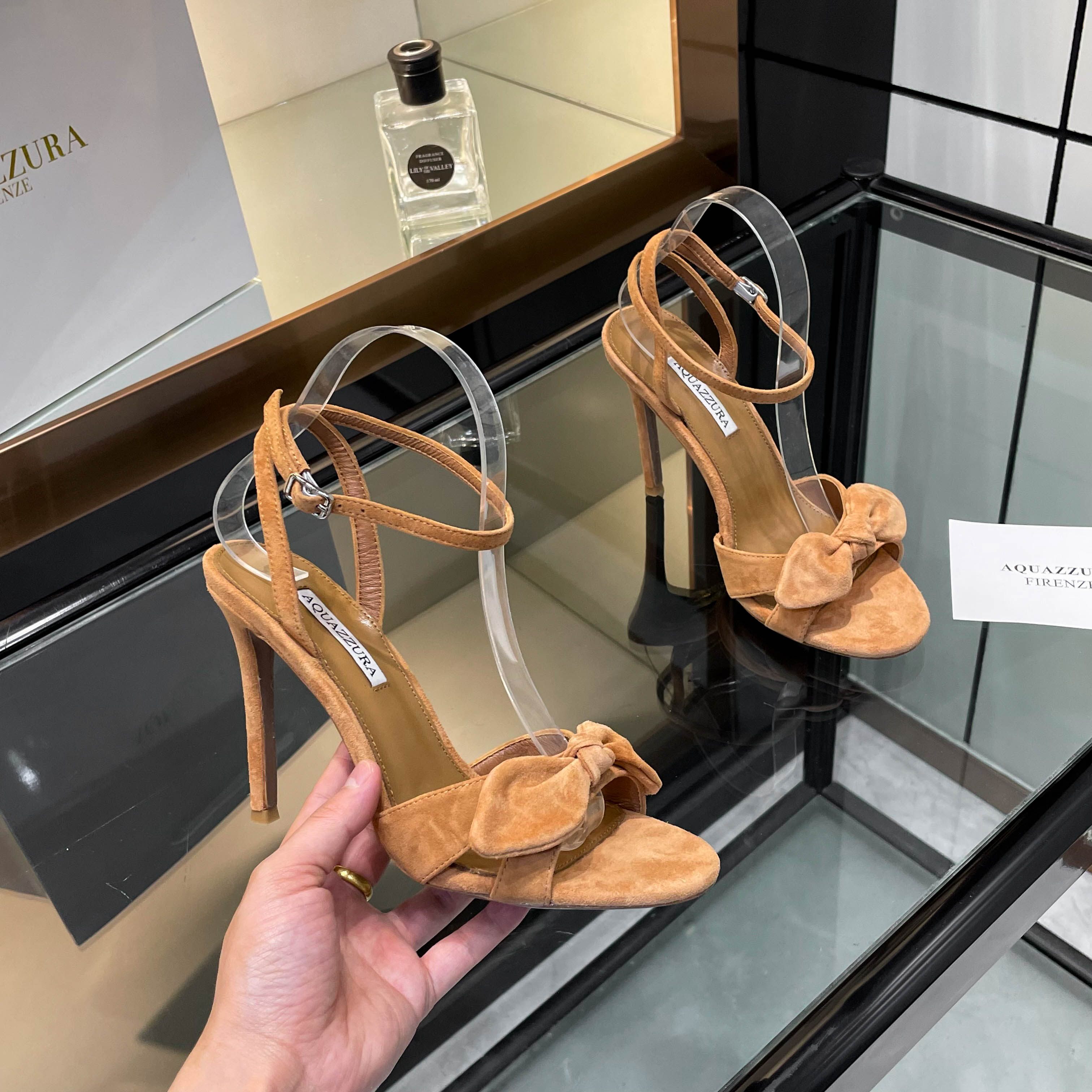 NO:241165,【Aquazzura】2025 new slippers, quality of purchasing agent!  !  !  Original development Wow!  The new bow-shaped snakeskin high-heeled sandals in 2025 are definitely treasures in the fashion circle. The snakeskin elements are mysterious and wild, like elfs walking out of the jungle. The playful bow gently neutralizes this unruly, sweetness and coolness perfectly. The high-heeled design is a bonus for aura. When you wear it, every step is full of confidence. Everyone's attention is the focus of their eyes everywhere. The fashion charm is almost overflowing from the screen!  ______________________________ * Full set of packaging. * Upper Yangjing/snakeskin * Lining Sheepskin * Sole Italian leather outsole * Heel height 10.5cm 8.5cm (8.5 heels are customized, no return or exchange, no note is required to place an order, default is 10.5 heels are 10.5 heels are ) * Size: 35-43 (40 41 42 43 custom-made non-return and exchange) *, high heels, sandals, high heels, slippers, sheepskin, snakeskin, sheep, Leather soles19860909【Aquazzura】2025新款拖鞋 代购品质！！！ 原版开发 哇塞！2025新款蝴蝶结蛇皮高跟凉鞋,绝对是时尚圈的宝藏单品.蛇皮元素自带神秘野性,好似丛林中走出的精灵.而那俏皮的蝴蝶结,又温柔地中和这份不羁,甜美与酷飒完美融合.高跟设计更是气场加成,穿上它,每一步都带着自信光芒,走到哪都是众人目光焦点,时尚魅力简直要溢出屏幕啦！ _____________________________ * 全套包装. * 鞋面羊京/蛇皮 * 衬里 羊皮 * 鞋底 意大利真皮大底 * 跟高 10.5cm 8.5cm（8.5跟定做不退换,下单需备注,没备注默认10.5跟高） * 码数: 35－43（40 41 42 43定做不退换） *,高跟鞋,sandals,high heels,slippers,sheepskin,snakeskin,sheep,Leather soles,Women's Shoes