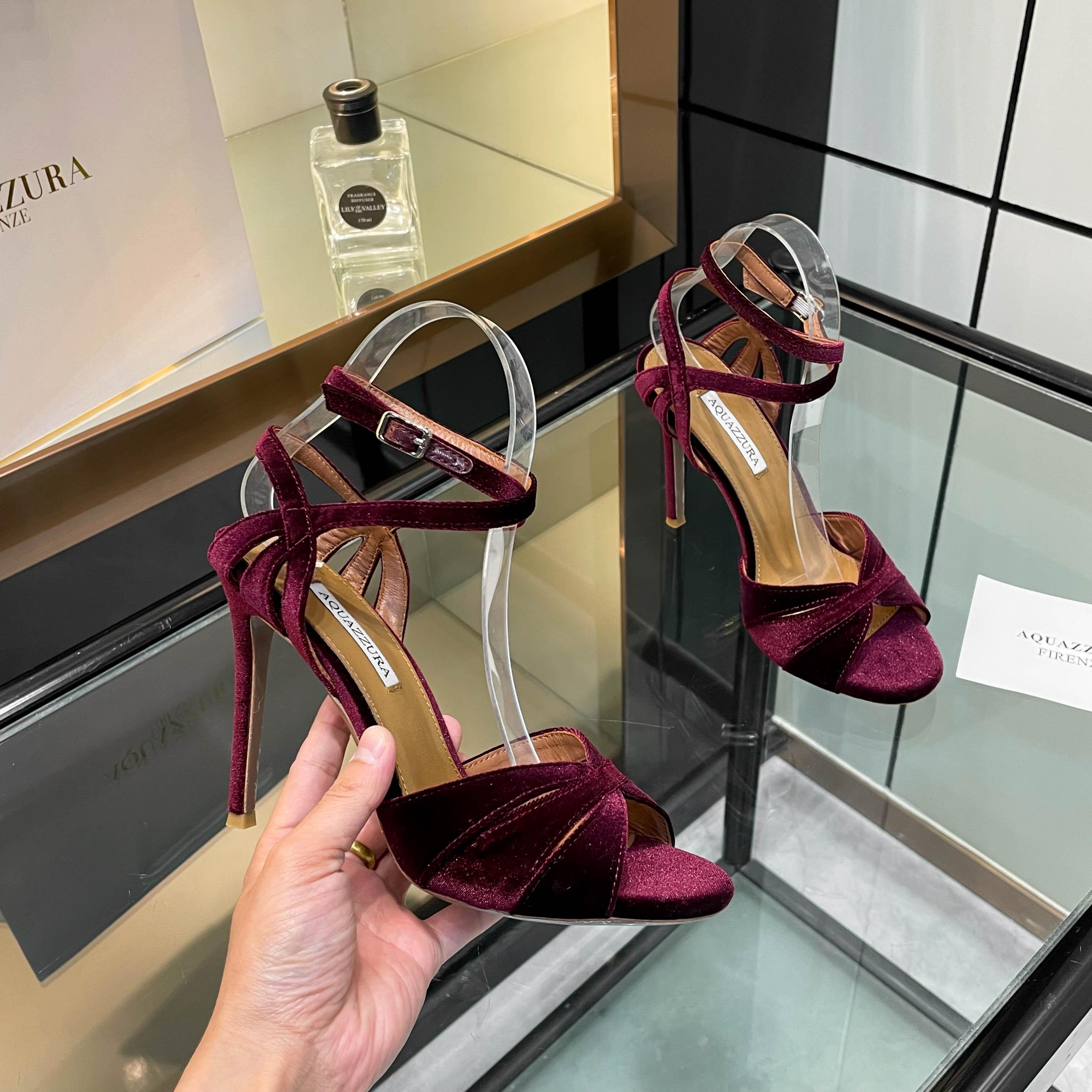 NO:241159,【Aquazzura】2025 new sandals, quality of purchasing agent!  !  !  Original development 2025, the new star shines on the fashion stage. This new velvet high-heeled sandals cleverly combines velvet and snakeskin elements. The delicate and soft velvet brings the ultimate gentle touch, as if gently wrapped by love; the bold splicing of snakeskin texture releases wildness and unruly, and is very cool. The high-heel design makes the pace more light and elegant, and every step shows a unique charm. This is your fashion attitude exclusively ________________________________________________________________________ * Full set of packaging. * Upper Yangjing/Snakeskin * Lining Sheepskin * Sole Italian leather outsole * Heel height 10.5cm 8.5cm (8.5 and custom-made, no return or exchange, orders require remarks, no remarks default 10.5 heel height) * Size:  35-43 (40 41 42 43 Custom made without return) *, high heels, sandals, high heels, sheepskin, snakeskin, sheep, Leather soles19860909【Aquazzura】2025新款凉鞋 代购品质！！！ 原版开发 2025年,时尚舞台上新星闪耀 这双新款丝绒高跟凉鞋,巧妙融合丝绒与蛇皮元素.丝绒的细腻柔软,带来极致的温柔触感,仿佛被爱意轻轻包裹；蛇皮纹理的大胆拼接,又释放出野性与不羁,酷劲十足.高跟设计让步伐更显轻盈优雅,每一步都踏出独特魅力,这就是专属于你的时尚态度 _____________________________ * 全套包装. * 鞋面羊京/蛇皮 * 衬里 羊皮 * 鞋底 意大利真皮大底 * 跟高 10.5cm 8.5cm（8.5跟定做不退换,下单需备注,没备注默认10.5跟高） * 码数: 35－43（40 41 42 43定做不退换） *,高跟鞋,sandals,high heels,sheepskin,snakeskin,sheep,Leather soles,Women's Shoes