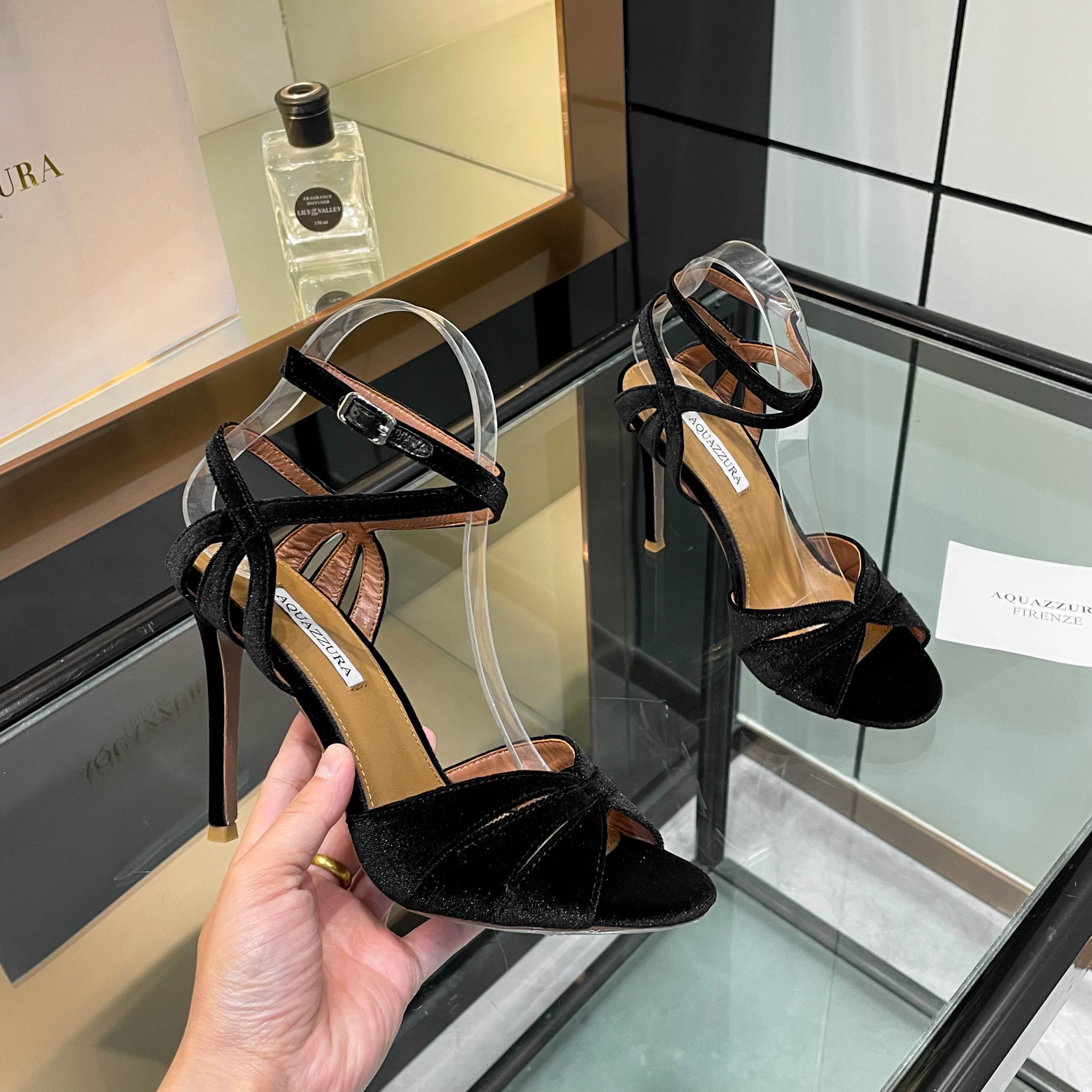 NO:241162,【Aquazzura】2025 new sandals, quality of purchasing agent!  !  !  Original development 2025, the new star shines on the fashion stage. This new velvet high-heeled sandals cleverly combines velvet and snakeskin elements. The delicate and soft velvet brings the ultimate gentle touch, as if gently wrapped by love; the bold splicing of snakeskin texture releases wildness and unruly, and is very cool. The design makes the pace more light and elegant, and every step shows a unique charm. This is your fashion attitude exclusively _________________________________________________________________ * Full set of packaging. * Velvet upper/snakeskin * Lining sheepskin * Sole Italian leather outsole * Heel height 10.5cm 8.5cm (8.5 and custom-made, no return or exchange, orders require remarks, no remarks default 10.5 heel height) * Size:  35-43 (40 41 42 43 Custom made without return) *, high heels, sandals, high heels, sheepskin, snakeskin, Leather soles19860909【Aquazzura】2025新款凉鞋  代购品质！！！ 原版开发 2025年,时尚舞台上新星闪耀 这双新款丝绒高跟凉鞋,巧妙融合丝绒与蛇皮元素.丝绒的细腻柔软,带来极致的温柔触感,仿佛被爱意轻轻包裹；蛇皮纹理的大胆拼接,又释放出野性与不羁,酷劲十足.设计让步伐更显轻盈优雅,每一步都踏出独特魅力,这就是专属于你的时尚态度 _____________________________ * 全套包装. * 鞋面丝绒/蛇皮 * 衬里 羊皮 * 鞋底 意大利真皮大底 * 跟高 10.5cm 8.5cm（8.5跟定做不退换,下单需备注,没备注默认10.5跟高） * 码数: 35－43（40 41 42 43定做不退换） *,高跟鞋,sandals,high heels,sheepskin,snakeskin,Leather soles,Women's Shoes