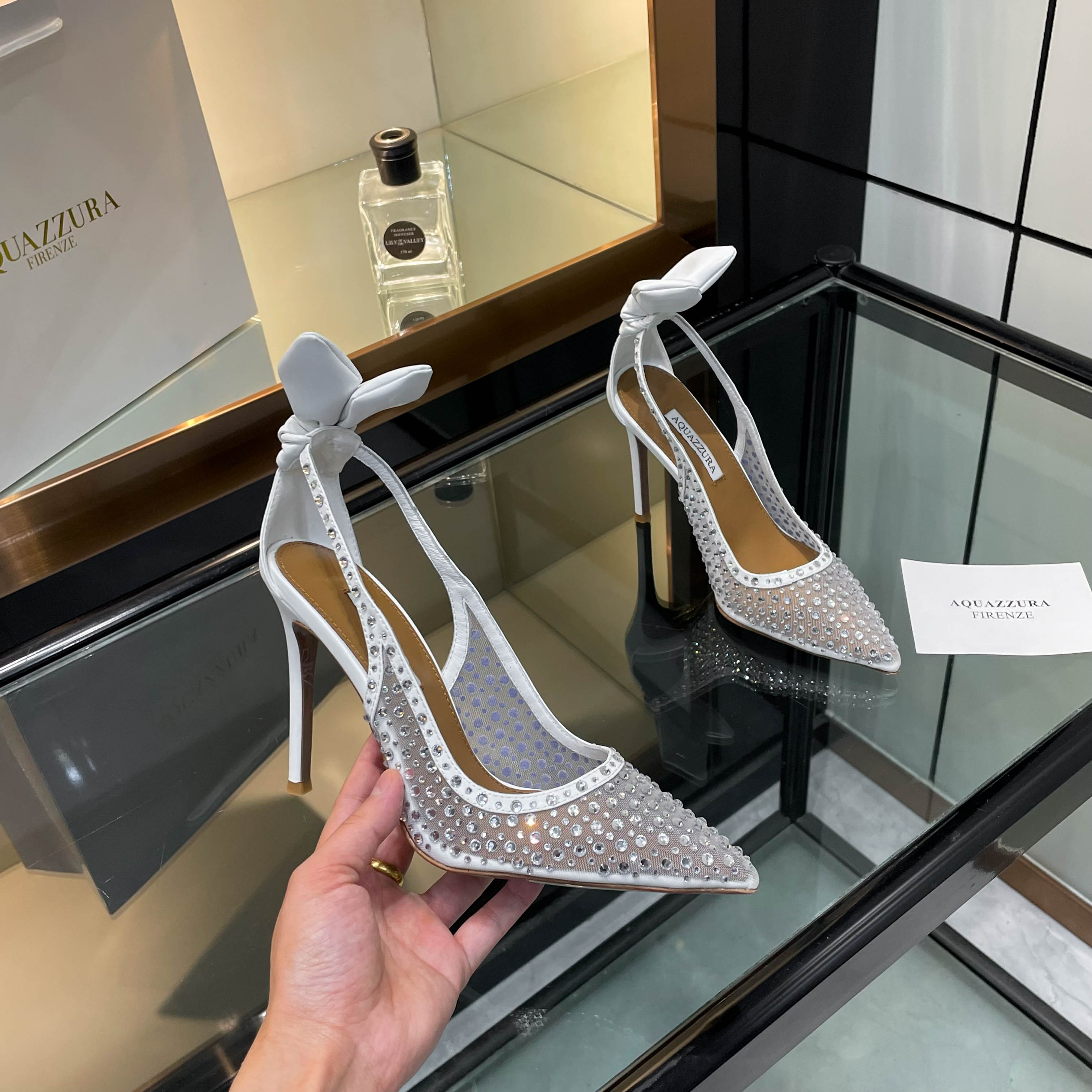 NO:787094,[Aquazzura] New sandals, top version, purchasing quality. This pair of Swarovski rhinestone and mesh high-heeled pointed-toe sandals is the shining pearl in my shoe cabinet. The rhinestones shine with luxurious light, like stars. The mesh design has a unique charm, adding mystery and sexiness. The high-heeled pointed toe shows elegance, and the back-sleeved style reveals a touch of playfulness. Putting it on, every step is like blooming gorgeously on the stage and becoming the focus of everyone's attention.  _______________________________ * Full set of packaging. * Original customized cowhide upper * Lining sheepskin * Sole Italian leather outsole * Heel height 10.5cm (can be customized to 8.5cm, please note when placing an order. If not, the default heel height is 10.5cm) * Size 35-43 (34.40.41.42.43 is not returnable or exchangeable if customized), high heels, sandals, high  heels,cowhide,sheepskin,Leather soles19860909【Aquazzura】新款凉鞋 顶级版本 代购品质 这双施华洛奇水钻搭配网高跟尖头凉鞋,是我鞋柜中的璀璨明珠.水钻闪耀着奢华光芒,如同繁星点点.网面设计独具韵味,增添了神秘与性感.高跟尖头展现出优雅气质,后空款式则透着一丝俏皮.穿上它,每一步都像是在舞台上华丽绽放,成为众人瞩目的焦点. _________________________________ * 全套包装. * 鞋面原版定制牛皮 * 衬里 羊皮 * 鞋底 意大利真皮大底 * 跟高 10.5cm（可定做8.5cm 下单需备注没备注默认10.5cm跟高） * 码数 35-43（34.40.41.42.43订做不退换）,高跟鞋,sandals,high heels,cowhide,sheepskin,Leather soles,Women's Shoes