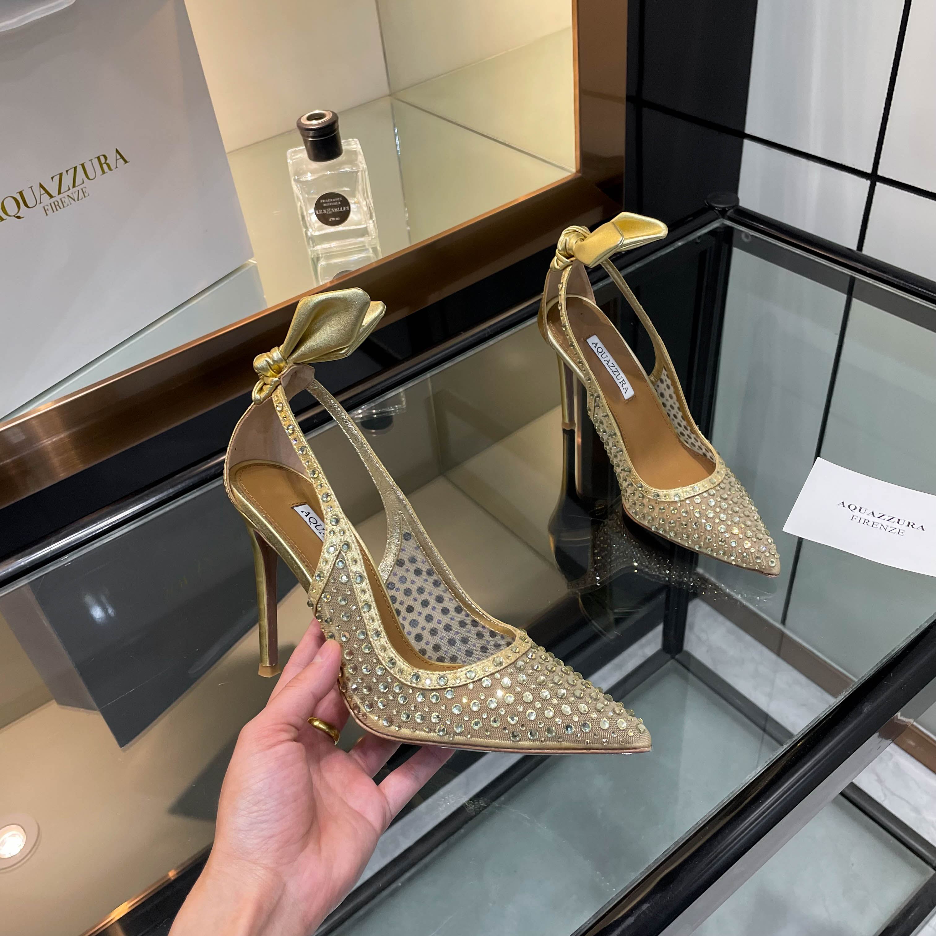 NO:787092,[Aquazzura] New sandals, top version, purchasing quality. This pair of Swarovski rhinestone and mesh high-heeled pointed-toe sandals is the shining pearl in my shoe cabinet. The rhinestones shine with luxurious light, like stars. The mesh design has a unique charm, adding mystery and sexiness. The high-heeled pointed toe shows elegance, and the back-sleeved style reveals a touch of playfulness. Putting it on, every step is like blooming gorgeously on the stage and becoming the focus of everyone's attention.  _______________________________ * Full set of packaging. * Original customized cowhide upper * Lining sheepskin * Sole Italian leather outsole * Heel height 10.5cm (can be customized to 8.5cm, please note when placing an order. If not, the default heel height is 10.5cm) * Size 35-43 (34.40.41.42.43 is not returnable or exchangeable if customized), high heels, sandals, high  heels,cowhide,sheepskin,Leather soles19860909【Aquazzura】新款凉鞋 顶级版本 代购品质 这双施华洛奇水钻搭配网高跟尖头凉鞋,是我鞋柜中的璀璨明珠.水钻闪耀着奢华光芒,如同繁星点点.网面设计独具韵味,增添了神秘与性感.高跟尖头展现出优雅气质,后空款式则透着一丝俏皮.穿上它,每一步都像是在舞台上华丽绽放,成为众人瞩目的焦点. _________________________________ * 全套包装. * 鞋面原版定制牛皮 * 衬里 羊皮 * 鞋底 意大利真皮大底 * 跟高 10.5cm（可定做8.5cm 下单需备注没备注默认10.5cm跟高） * 码数 35-43（34.40.41.42.43订做不退换）,高跟鞋,sandals,high heels,cowhide,sheepskin,Leather soles,Women's Shoes