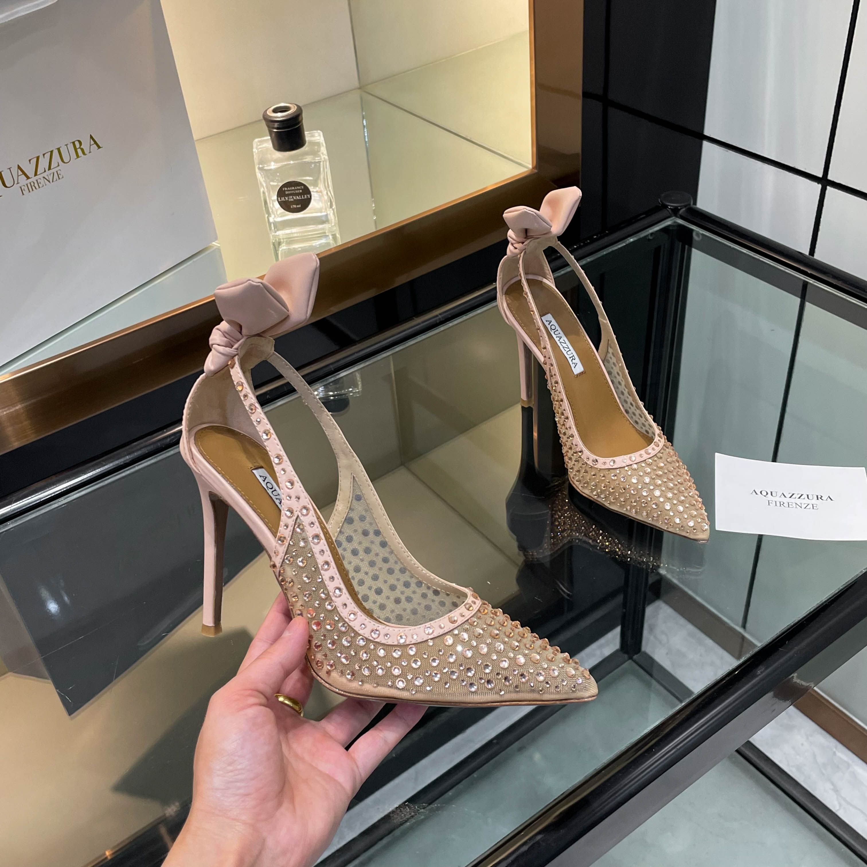 NO:787098,[Aquazzura] New Sandals Top Version Purchasing Quality This pair of Swarovski rhinestones with mesh high-heeled pointed-toe sandals is the bright pearl in my shoe cabinet. The rhinestones shine with luxurious light, like stars. The mesh design has a unique charm, adding mystery and sexiness. The high-heeled pointed toe shows elegance, and the back style reveals a hint of playfulness. Wearing it, every step is like blooming gorgeously on the stage and becoming the focus of everyone's attention.  _______________________________ * Full set of packaging. * Original customized cowhide upper * Lining sheepskin * Sole Italian leather outsole * Heel height 10.5cm (can be customized to 8.5cm, please note when placing an order. If not, the default heel height is 10.5cm) * Size 35-43 (34.40.41.42.43 is not returnable or exchangeable if customized), high heels, sandals, high  heels,cowhide,sheepskin,Leather soles19860909【Aquazzura】 新款凉鞋 顶级版本 代购品质 这双施华洛奇水钻搭配网高跟尖头凉鞋,是我鞋柜中的璀璨明珠.水钻闪耀着奢华光芒,如同繁星点点.网面设计独具韵味,增添了神秘与性感.高跟尖头展现出优雅气质,后空款式则透着一丝俏皮.穿上它,每一步都像是在舞台上华丽绽放,成为众人瞩目的焦点. _________________________________ * 全套包装. * 鞋面原版定制牛皮 * 衬里 羊皮 * 鞋底 意大利真皮大底 * 跟高 10.5cm（可定做8.5cm 下单需备注没备注默认10.5cm跟高） * 码数 35-43（34.40.41.42.43订做不退换）,高跟鞋,sandals,high heels,cowhide,sheepskin,Leather soles,Women's Shoes