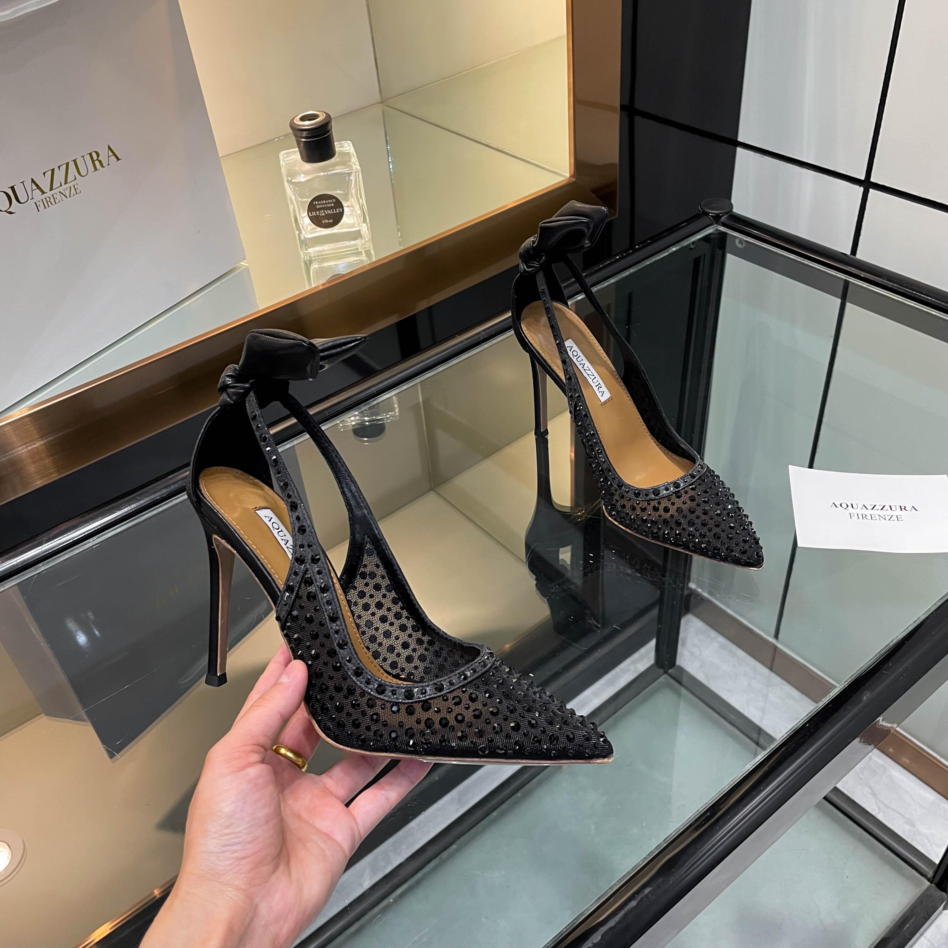 NO:787100,[Aquazzura] New sandals, top version, purchasing quality. This pair of Swarovski rhinestone and mesh high-heeled pointed-toe sandals is the shining pearl in my shoe cabinet. The rhinestones shine with luxurious light, like stars. The mesh design has a unique charm, adding mystery and sexiness. The high-heeled pointed toe shows elegance, and the back-sleeved style reveals a touch of playfulness. Putting it on, every step is like blooming gorgeously on the stage and becoming the focus of everyone's attention.  _______________________________ * Full set of packaging. * Original customized cowhide upper * Lining sheepskin * Sole Italian leather outsole * Heel height 10.5cm (can be customized to 8.5cm, please note when placing an order. If not, the default heel height is 10.5cm) * Size 35-43 (34.40.41.42.43 is not returnable or exchangeable if customized), high heels, sandals, high  heels,cowhide,sheepskin,Leather soles19860909【Aquazzura】新款凉鞋 顶级版本 代购品质 这双施华洛奇水钻搭配网高跟尖头凉鞋,是我鞋柜中的璀璨明珠.水钻闪耀着奢华光芒,如同繁星点点.网面设计独具韵味,增添了神秘与性感.高跟尖头展现出优雅气质,后空款式则透着一丝俏皮.穿上它,每一步都像是在舞台上华丽绽放,成为众人瞩目的焦点. _________________________________ * 全套包装. * 鞋面原版定制牛皮 * 衬里 羊皮 * 鞋底 意大利真皮大底 * 跟高 10.5cm（可定做8.5cm 下单需备注没备注默认10.5cm跟高） * 码数 35-43（34.40.41.42.43订做不退换）,高跟鞋,sandals,high heels,cowhide,sheepskin,Leather soles,Women's Shoes