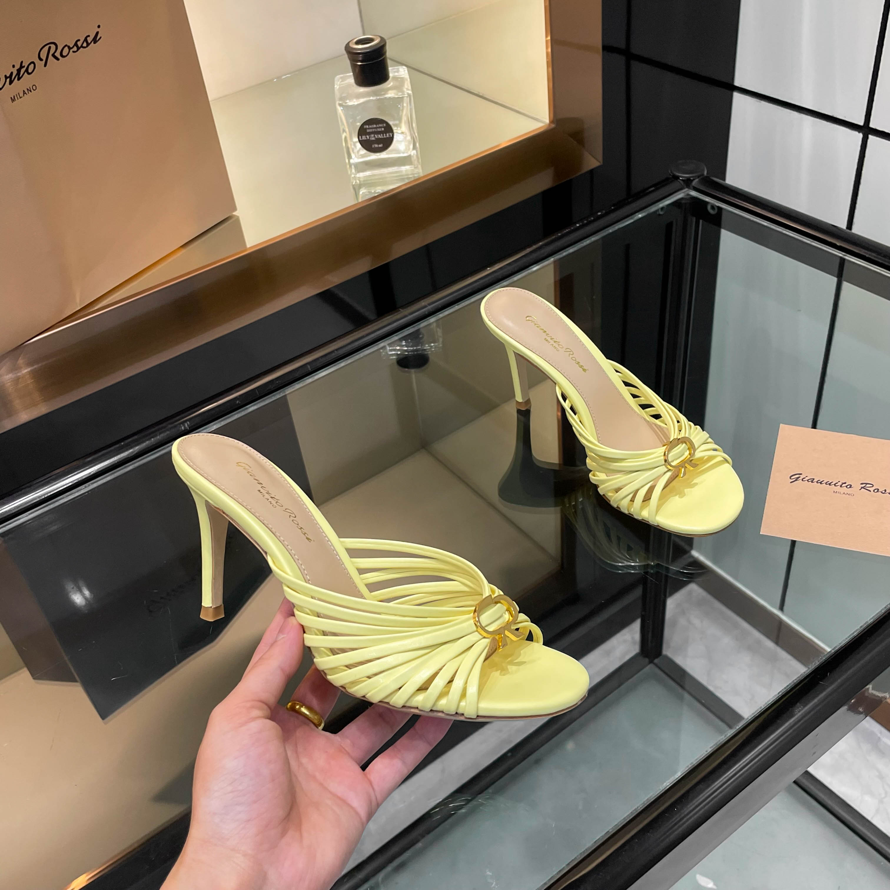 NO:392067,gianvito rossi 2025 new slippers Original development Top version Purchase quality GianvitoRossi purple metal effect Muller Wyna is made of metal effect leather Muller shoes, this pair of strap high heel slippers is simply a treasure in the fashion industry!  The thin straps are intertwined, as if they are weaving dreams on the ankles, and they are exquisite in their casualness. When you step on the high heels, the aura will be instantly opened, and the long legs will feel easily controlled. When you wear it, you can switch between comfort and fashion, whether you are walking on the street or attending parties. The heel height is 8.5cm. The design features three color straps with different colors. It is even more amazing and beautiful when paired with the brand's classic iconic logo!  _____________________________ * Full set of packaging. * Upper sheepskin * Lining sheepskin * Sole Italian leather outsole * Heel height 8.5cm 5.5cm (5.5 custom non-return and replacement orders require remarks, no notes are required for default 8.5 heel height) * Size: 35-43 (40 41 42 43 custom non-return and exchange) *, high heels, slippers, sheepskin, Leather soles19860909gianvito rossi 2025新款拖鞋 原版开发 顶级版本 代购品质 GianvitoRossi紫色金属效果 穆勒拖Wyna是采用金属效果皮革制成的 穆勒鞋,这双带子高跟拖鞋,简直是时尚界的宝藏！细细的带子交错,像是在脚踝上编织梦幻,随性中透着精致.高跟一踩,气场瞬间全开,大长腿既视感轻松拿捏.穿上它,无论是漫步街头还是参加聚会,都能在舒适与时髦间完美切换, 跟高8.5cm,设计以三条色表带不同颜色为特色, 搭配上品牌经典的标志性Logo,更是太绝了,太好看了！ _____________________________ * 全套包装. * 鞋面羊皮 * 衬里 羊皮 * 鞋底 意大利真皮大底 * 跟高 8.5cm 5.5cm（5.5定制不退换下单需备注,没备注默认8.5跟高） * 码数: 35－43（40 41 42 43定做不退换） *,高跟鞋,high heels,slippers,sheepskin,Leather soles,Women's Shoes