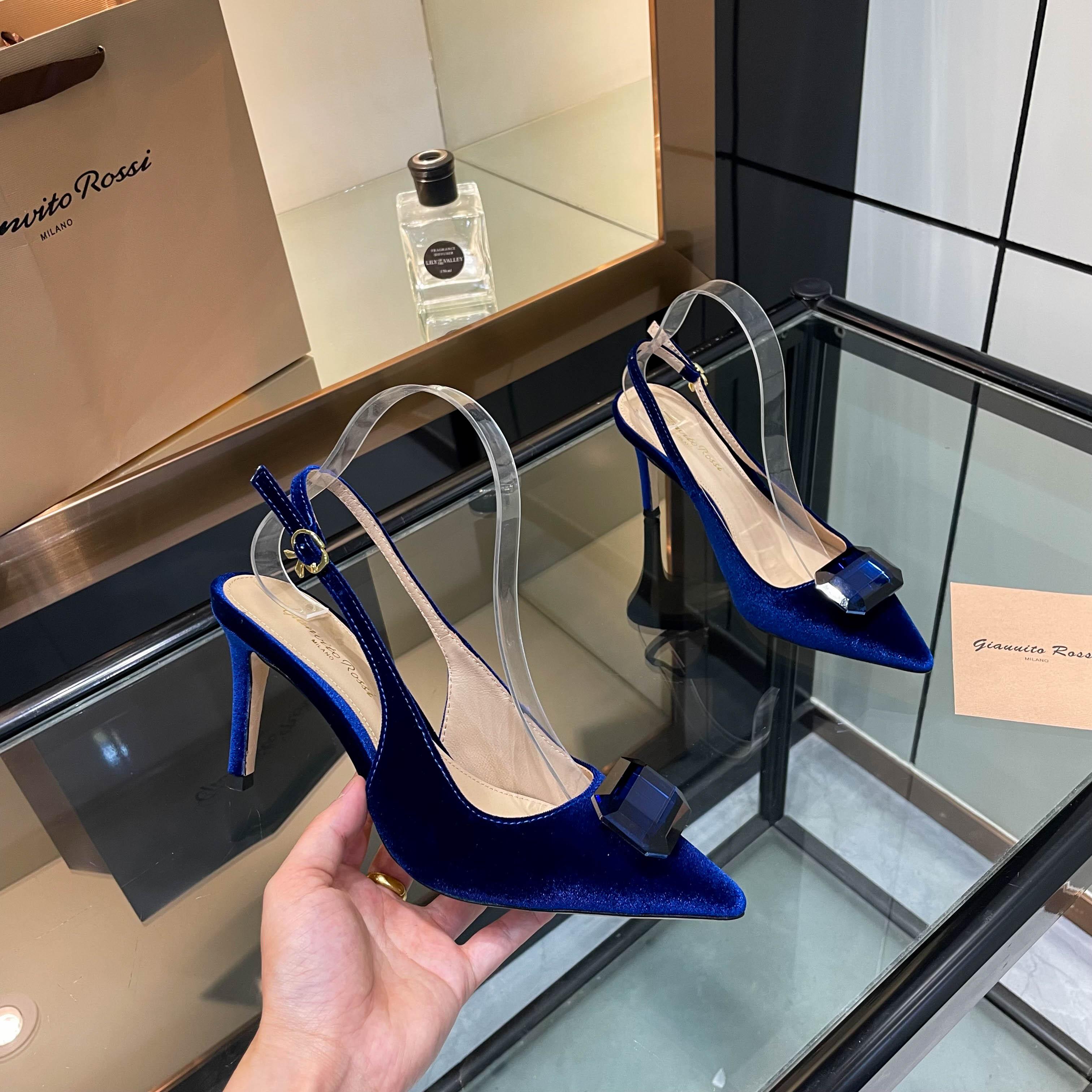 NO:392038,gianvito rossi 2025 new slippers Original development Top version Purchase quality Super beautiful big gem high-heeled sandals. The big gems are dazzling, as if they are stepping on the stars, instantly becoming the focus of the crowd. The high heel design shows long legs and elegant temperament. It is super suitable for parties or dates. Who can refuse such beautiful shoes?  ______________________________ * Full set of packaging. * Velvet upper/paper leather * Lining Sheepskin * Sole Italian leather outsole * Heel height 8.5cm (5.5cm 10.5cm can be customized without return or replacement order, no note is required, default 8.5 heel height) * Size: 35-43 (40 41 42 43 custom-made without return or exchange) *, high heels, sandals, high heels, slippers, sheepskin, Leather soles19860909gianvito rossi 2025新款拖鞋 原版开发 顶级版本 代购品质 超美的大宝石高跟凉鞋.大颗宝石璀璨夺目,仿佛把星辰踩在脚下,瞬间成为人群焦点.高跟设计超显腿长,优雅气质up up.无论是派对还是约会都超合适,谁能拒绝这样的美鞋呢？ _____________________________ * 全套包装. * 鞋面丝绒 /漆皮 * 衬里 羊皮 * 鞋底 意大利真皮大底 * 跟高 8.5cm（5.5cm 10.5cm可定制不退换下单需备注,没备注默认8.5跟高） * 码数: 35－43（40 41 42 43定做不退换） *,高跟鞋,sandals,high heels,slippers,sheepskin,Leather soles,Women's Shoes