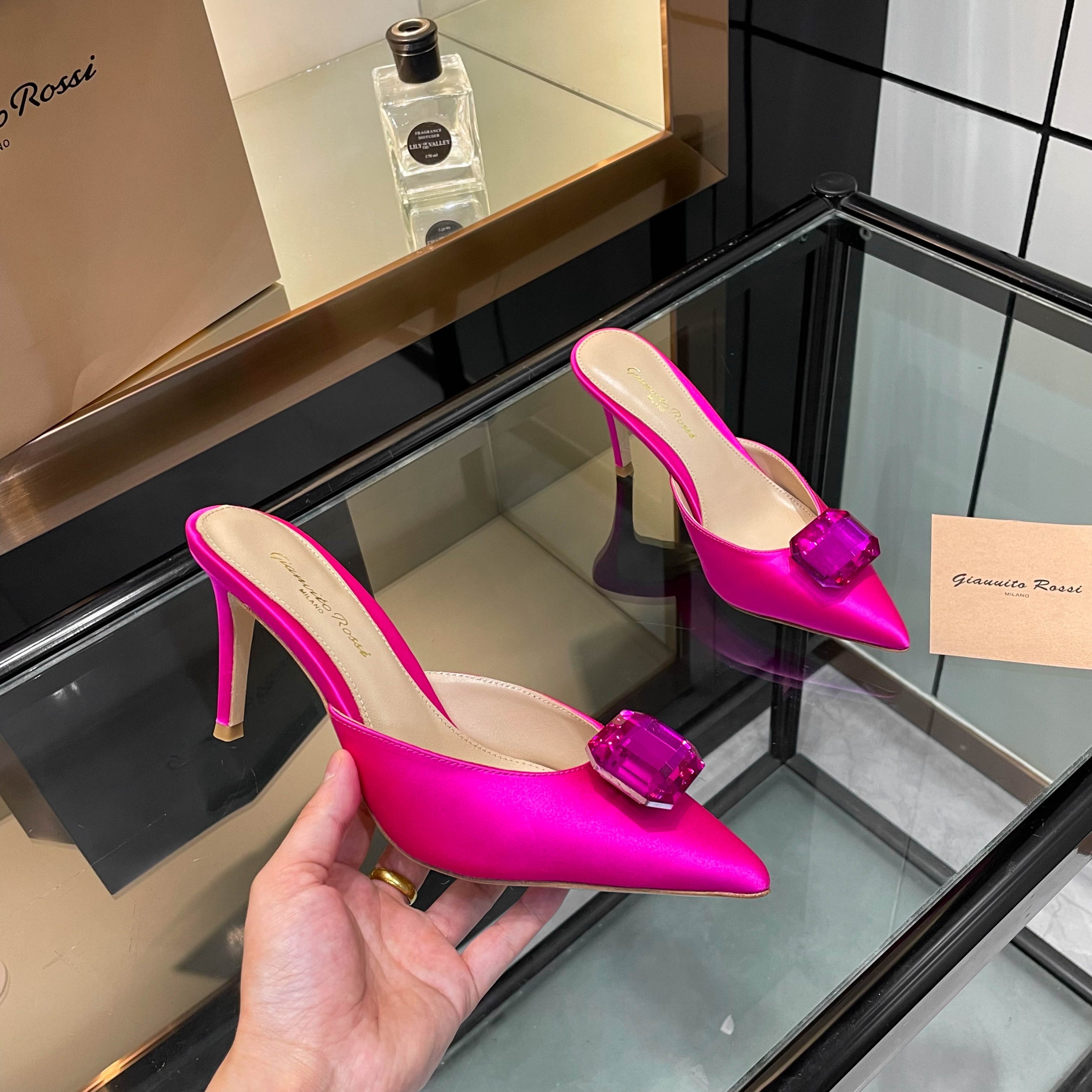 NO:392077,gianvito rossi 2025 new slippers Original development Top version Purchase quality A pair of super beautiful big gems with silk pointed high heel slippers. The big gems shine on the upper, as if they are trampling the Galaxy under their feet, and the focus is everywhere you go. The pointed toe design is super-showed, and the high heels are more elegant, I love to stay. _________________ * Full set of packaging. * Upper sheepskin * Lining sheepskin * Sole Italian leather outsole * Heel height 8.5cm 5.5cm (5.5 custom-made non-return and replacement orders need to be noted, no note default 8.5 heel height) * Size: 35-43 (40 41 42 43 custom made non-return and exchange) *, high heels, high  heels, slippers, sheepskin, real silk, Leather soles19860909gianvito rossi 2025新款拖鞋 原版开发 顶级版本 代购品质 一双超美的大宝石搭配真丝尖头高跟拖鞋.大宝石在鞋面上闪耀,仿佛把银河踩在脚下,走哪都是焦点.尖头设计超显脚型,高跟更是气质up,爱住啦. _______________ * 全套包装. * 鞋面羊皮 * 衬里 羊皮 * 鞋底 意大利真皮大底 * 跟高 8.5cm 5.5cm（5.5定制不退换下单需备注,没备注默认8.5跟高） * 码数: 35－43（40 41 42 43定做不退换） *,高跟鞋,high heels,slippers,sheepskin,real silk,Leather soles,Women's Shoes