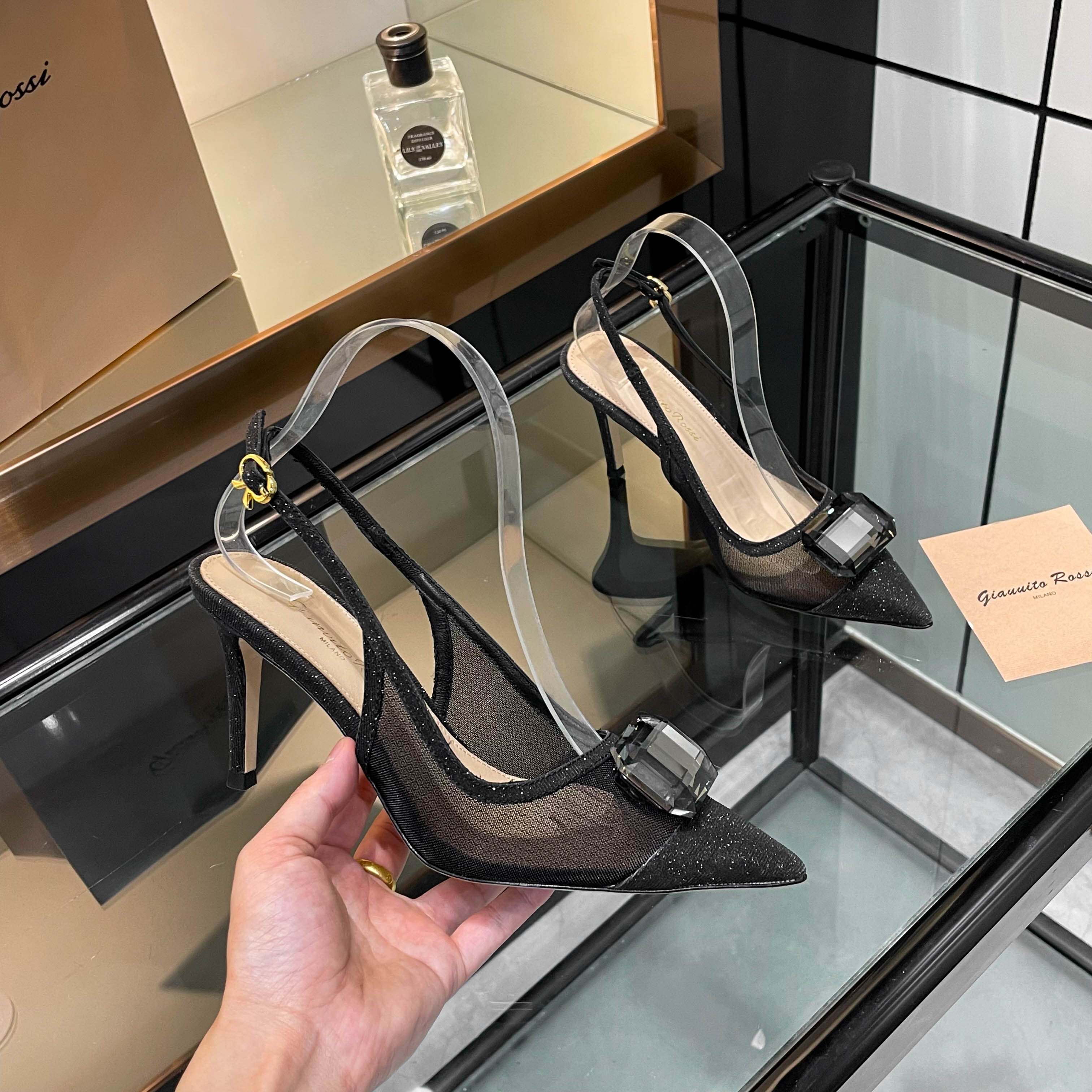 NO:392072,gianvito rossi 2025 new slippers Original development Top version Purchase quality Super beautiful big gem high-heeled sandals. The big gems are dazzling, as if they are stepping on the stars, instantly becoming the focus of the crowd. The high heel design shows long legs and elegant temperament. It is super suitable for parties or dates. Who can refuse such beautiful shoes?  _____________________________ * Full set of packaging. * Upper mesh * Lining Sheepskin * Sole Italian leather outsole * Heel height 8.5cm (5.5cm 10.5cm can be customized without return and replacement order, please note, no note default 8.5 heel height) * Size: 35-43 (40 41 42 43 custom-made without return and exchange) *, high heels, sandals, high heels, slippers, sheepskin, Leather soles19860909gianvito rossi 2025新款拖鞋 原版开发 顶级版本 代购品质 超美的大宝石高跟凉鞋.大颗宝石璀璨夺目,仿佛把星辰踩在脚下,瞬间成为人群焦点.高跟设计超显腿长,优雅气质up up.无论是派对还是约会都超合适,谁能拒绝这样的美鞋呢？ _____________________________ * 全套包装. * 鞋面网纱 * 衬里 羊皮 * 鞋底 意大利真皮大底 * 跟高 8.5cm（5.5cm 10.5cm可定制不退换下单需备注,没备注默认8.5跟高） * 码数: 35－43（40 41 42 43定做不退换） *,高跟鞋,sandals,high heels,slippers,sheepskin,Leather soles,Women's Shoes